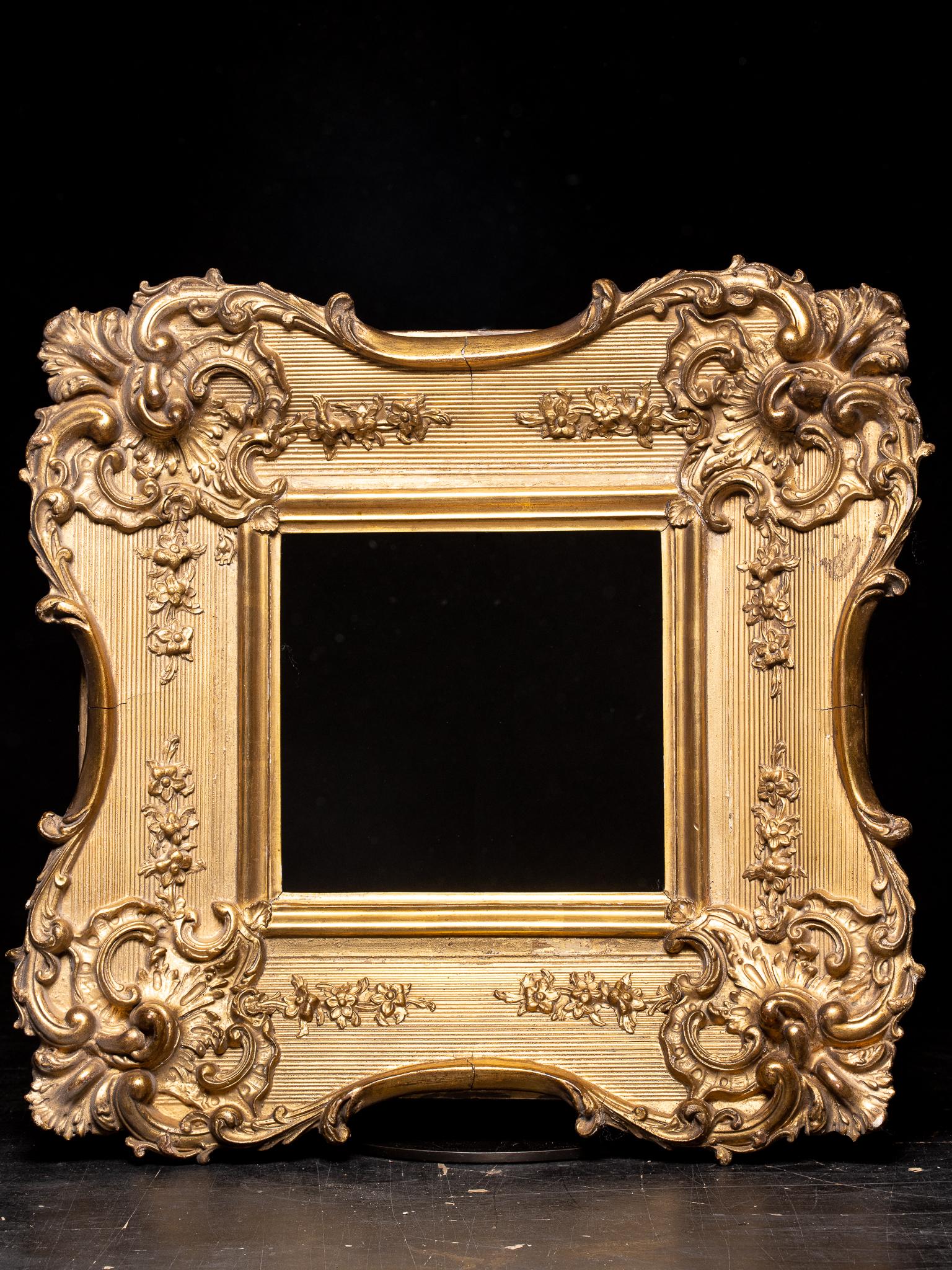 19th Century Heavily Decorated Gilt Painting Frame in Excellent State In Good Condition In Leuven , BE