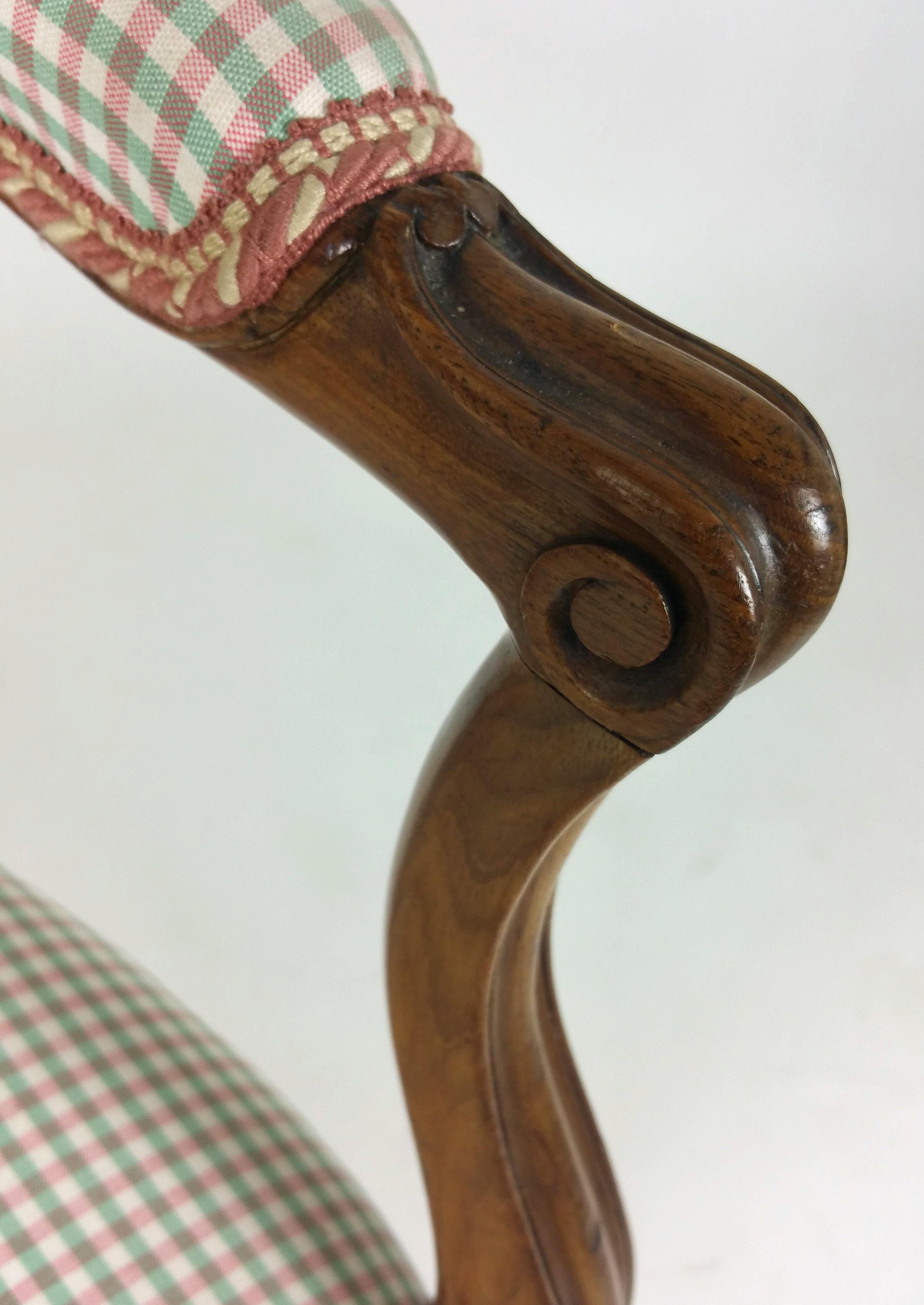 19th Century Hepplewhite Design Carved Walnut Elbow Chair In Good Condition In London, west Sussex