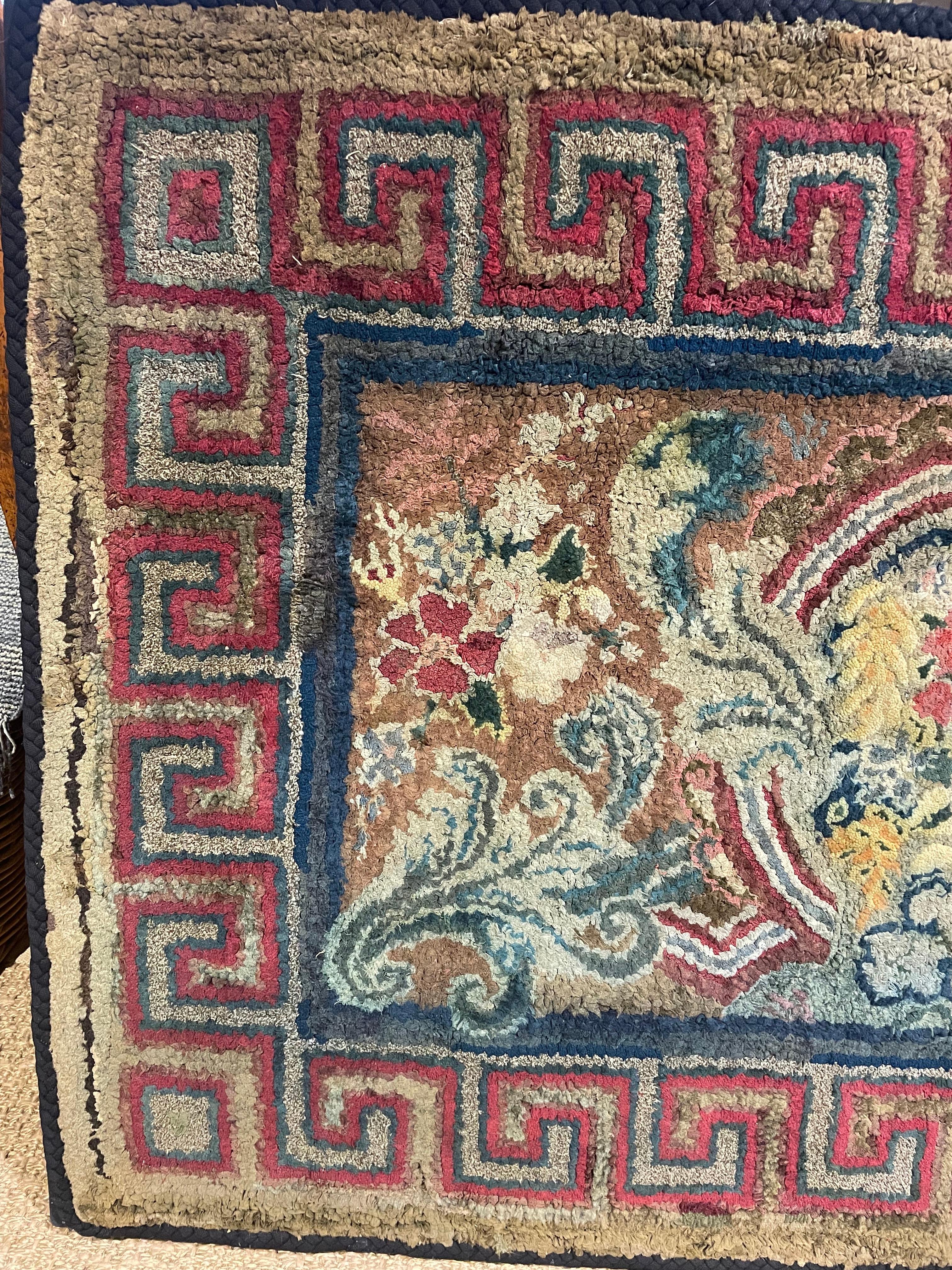 Américain 19e s. Tapis à capuche avec clé grecque et fleurs, daté de 1891, monté en vente