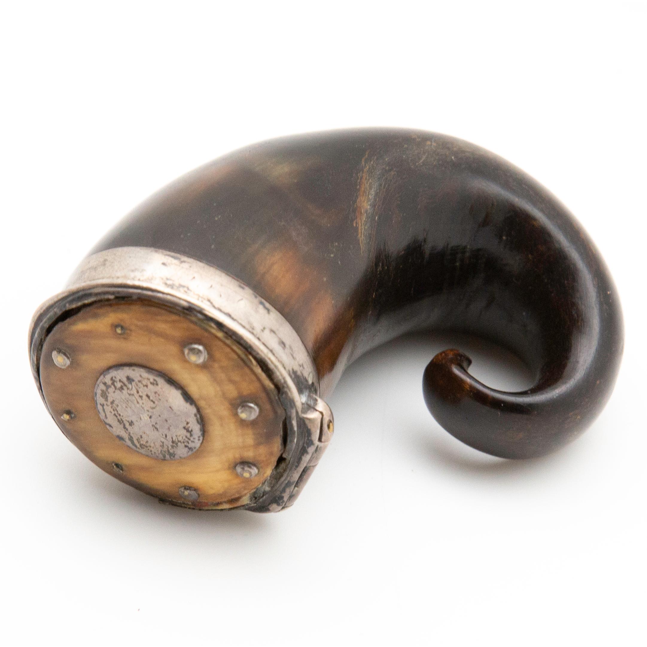 19th century horn snuff box. Measures: 2.5