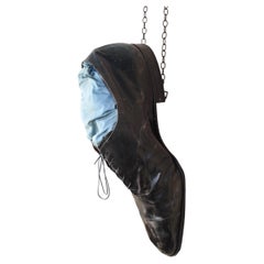 Grande enseigne de magasin d'antiquités en cuir entièrement recouverte d'une chaussure, sculpture d'art populaire et de chaussures, XIXe siècle