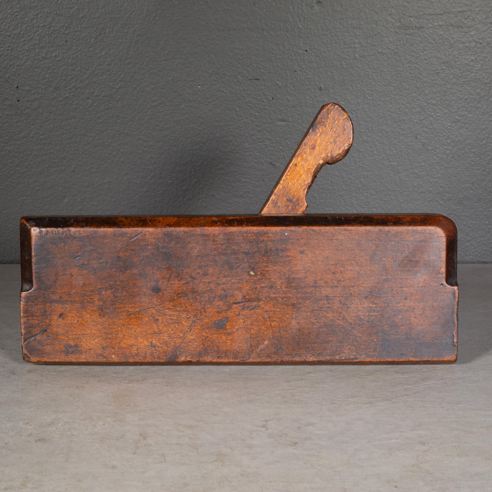 À PROPOS DE

Ancien rabot de menuisier en bois utilisé pour fabriquer des garnitures et des moulures. Estampillé 