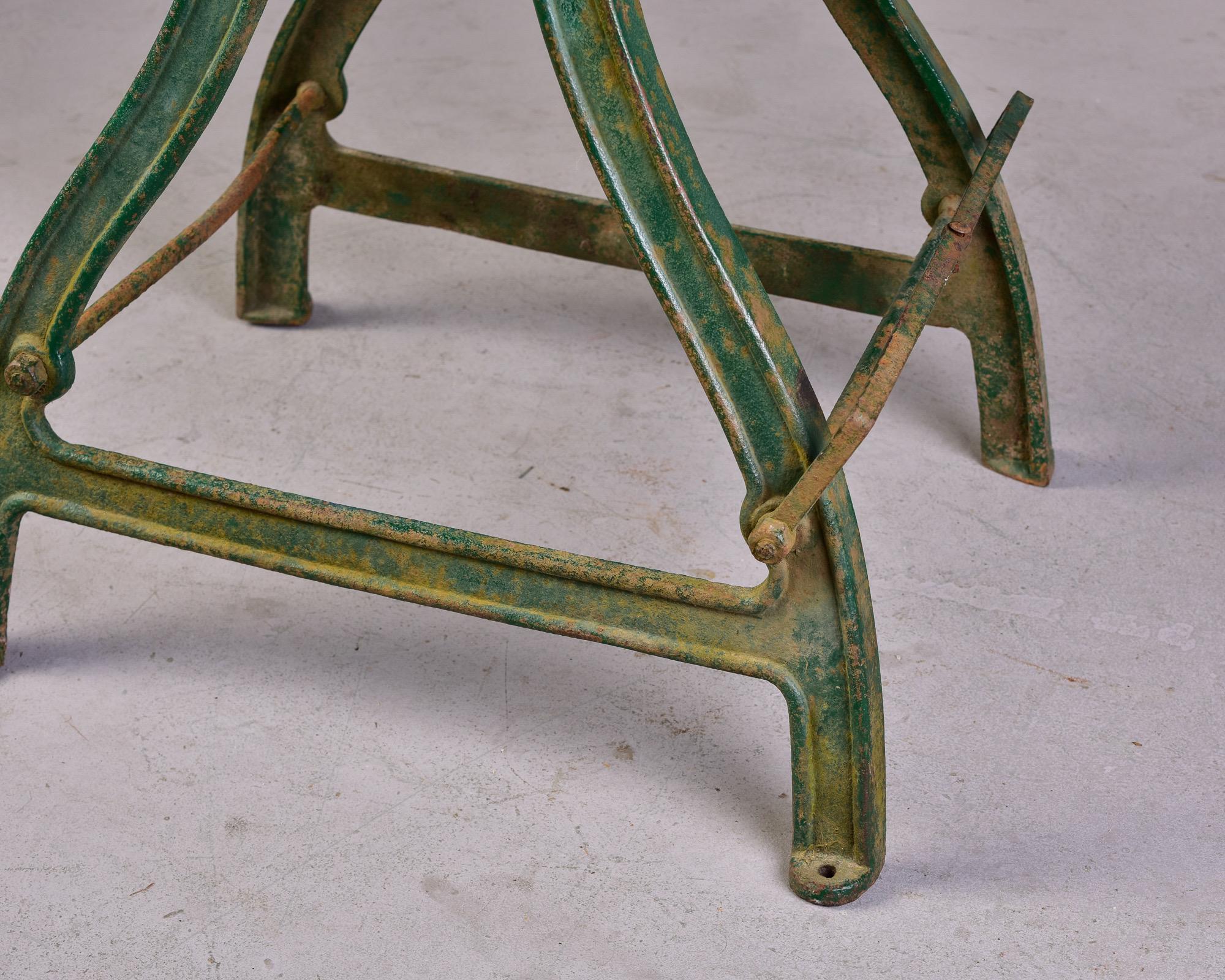 Anglais Table industrielle du 19e siècle avec base en fer peint à l'origin et plateau en zinc neuf en vente