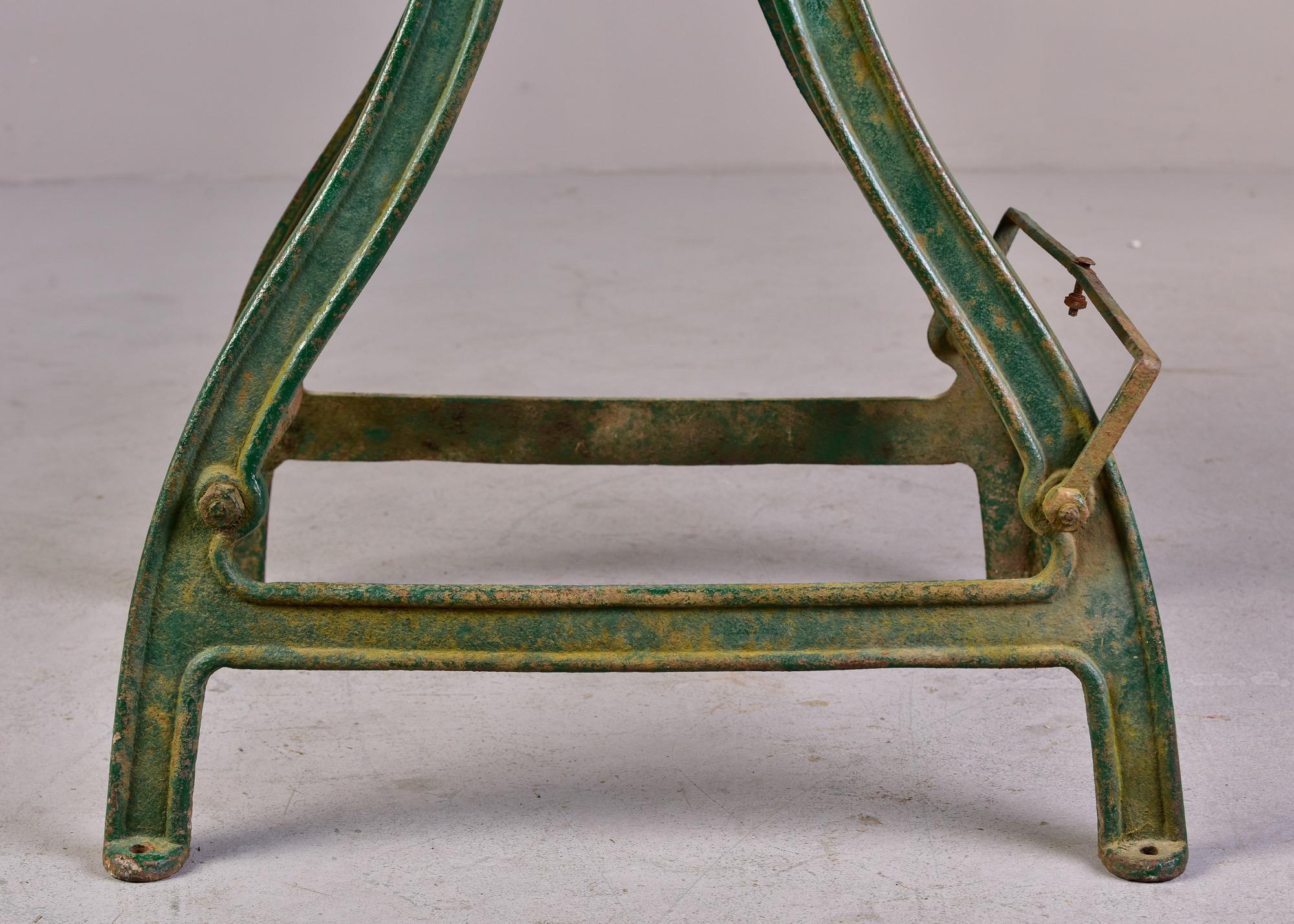 Industrietisch aus dem 19. Jahrhundert mit Orig-Sockel aus lackiertem Eisen und neuer Zinkplatte im Angebot 2