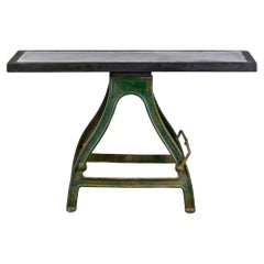 Mesa industrial del siglo XIX con base de hierro pintado en origen y tablero de zinc nuevo