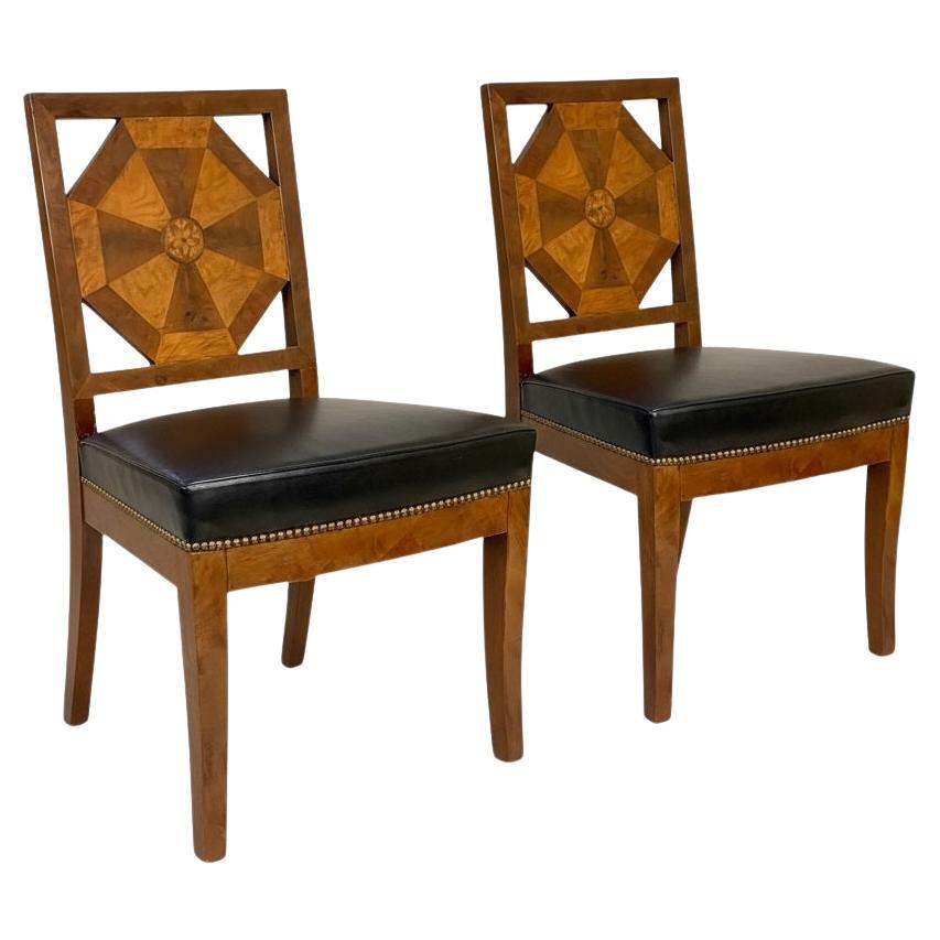 Si tratta di una coppia di sedie laterali in stile Biedermeier della fine del XIX secolo con rivestimento in pelle nera. I dorsi sono splendidamente intarsiati. Sembra essere in acero e legno di raso. Sono in ottime condizioni d'epoca.