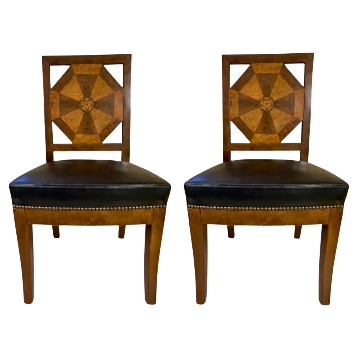 Tedesco XIX sec. Sedie laterali intarsiate in stile Biedermeier - rivestimento in pelle nera - coppia in vendita