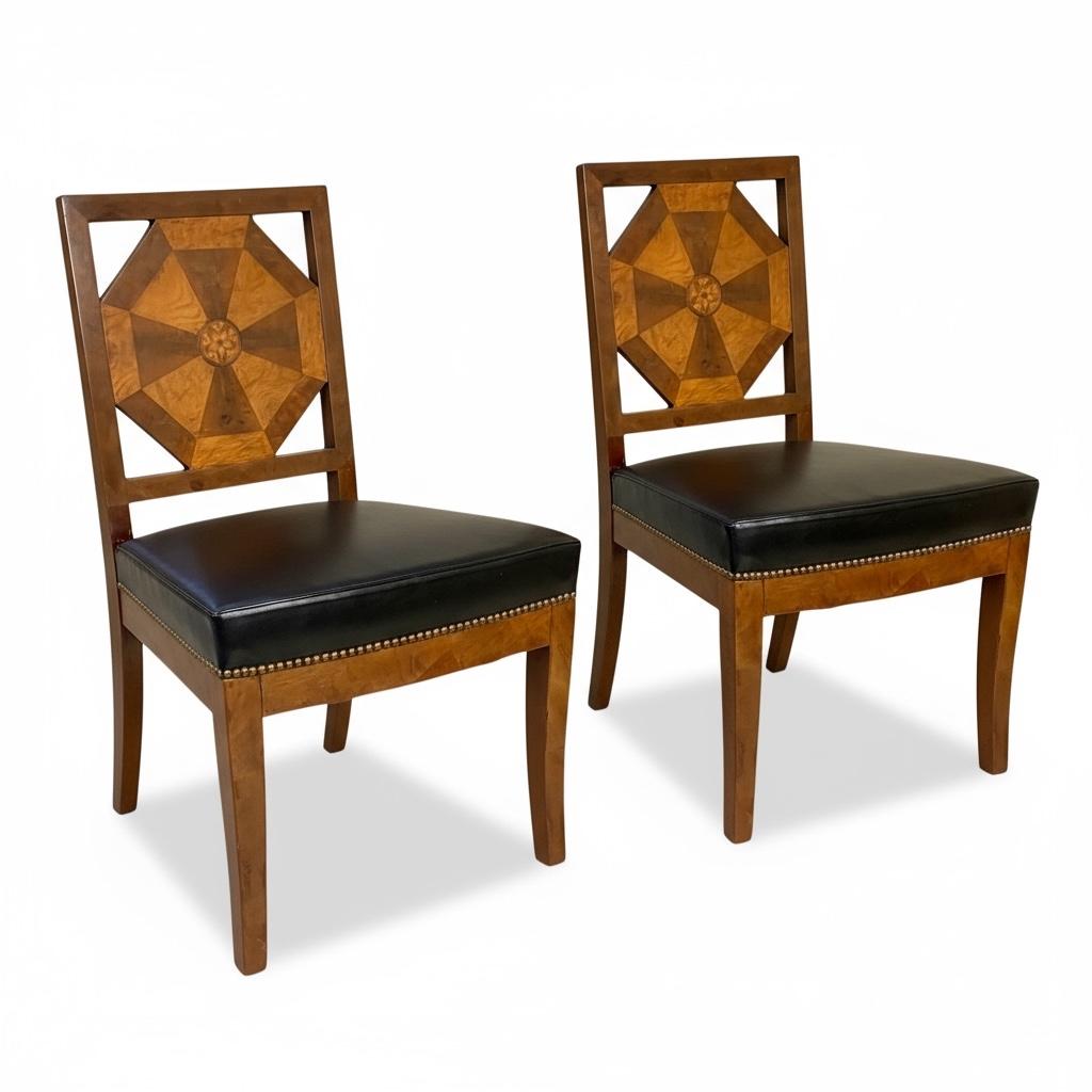 Pelle XIX sec. Sedie laterali intarsiate in stile Biedermeier - rivestimento in pelle nera - coppia in vendita