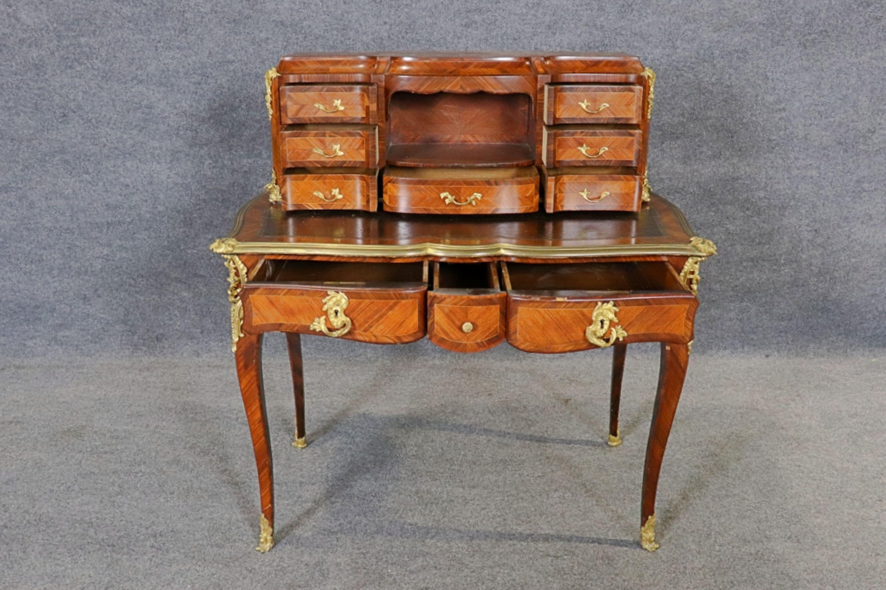 19TH C Intarsien Bronze montiert Damen Schreibtisch. (Französisch) im Angebot