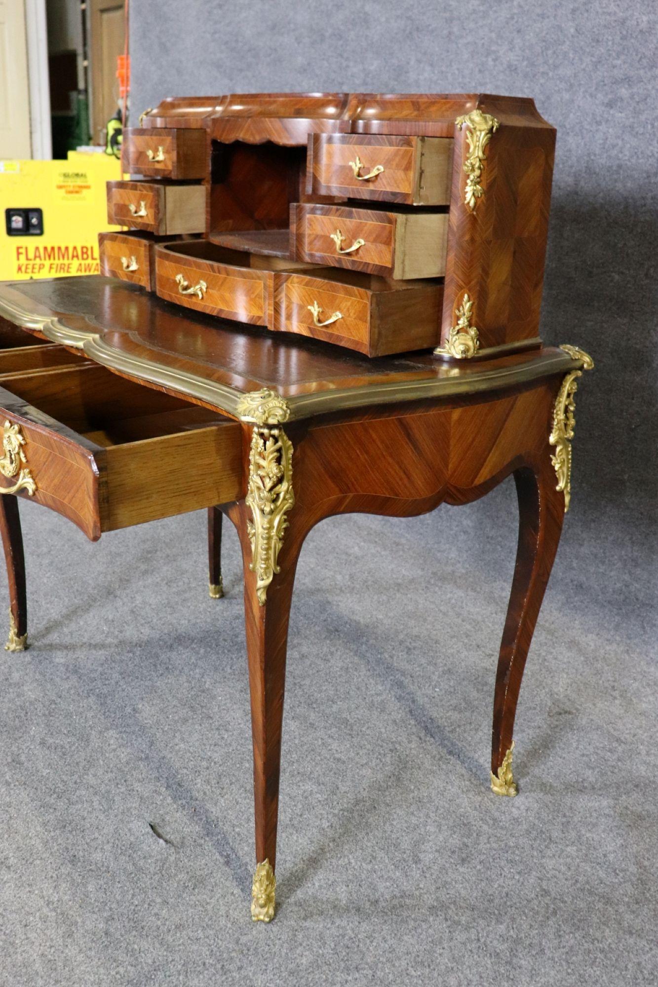 19TH C Intarsien Bronze montiert Damen Schreibtisch. im Zustand „Gut“ im Angebot in Swedesboro, NJ
