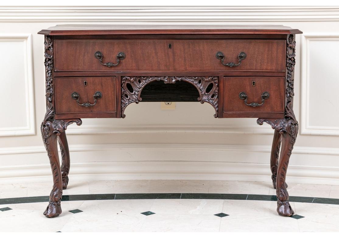 Irlandese Scrivania a ginocchio in mogano intagliato di Giorgio III irlandese del XIX secolo in vendita