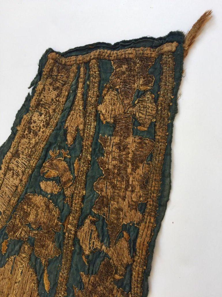 Fragment d'antiquités en textile islamique de l'Empire ottoman du 19e siècle, fils d'argent métallisés en vente 3