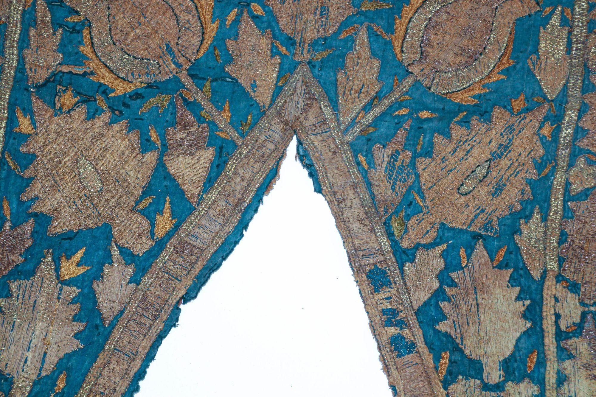 Fragment d'antiquités en textile islamique de l'Empire ottoman du 19e siècle, fils d'argent métallisés en vente 9