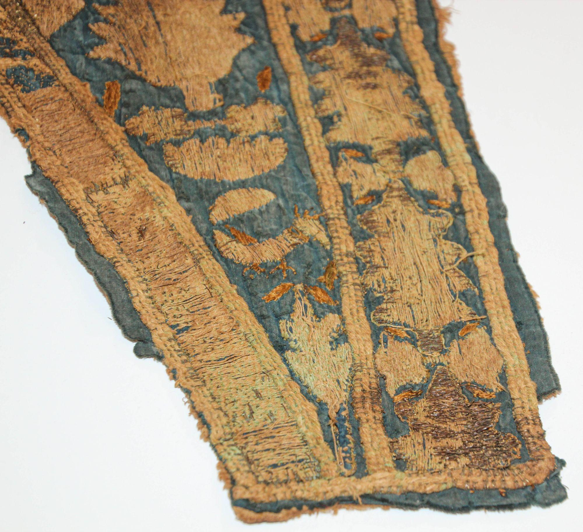 Fragment d'antiquités en textile islamique de l'Empire ottoman du 19e siècle, fils d'argent métallisés en vente 10