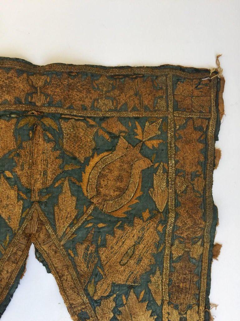Turc Fragment d'antiquités en textile islamique de l'Empire ottoman du 19e siècle, fils d'argent métallisés en vente