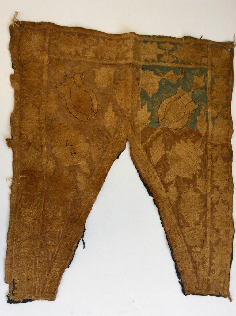 Brodé Fragment d'antiquités en textile islamique de l'Empire ottoman du 19e siècle, fils d'argent métallisés en vente