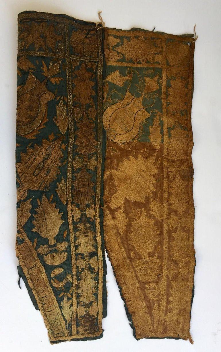 Fragment d'antiquités en textile islamique de l'Empire ottoman du 19e siècle, fils d'argent métallisés en vente 1