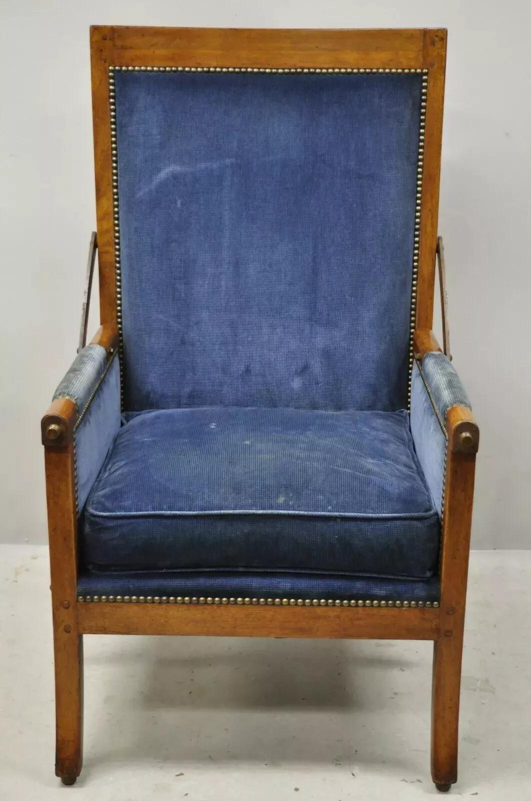 A.C.I.C. Chaise longue inclinable en acajou avec quincaillerie en fonte. Cet article présente un dossier inclinable, un cadre en bois massif, un beau grain de bois, une finition vieillie, des détails joliment sculptés, un très bel article ancien.
