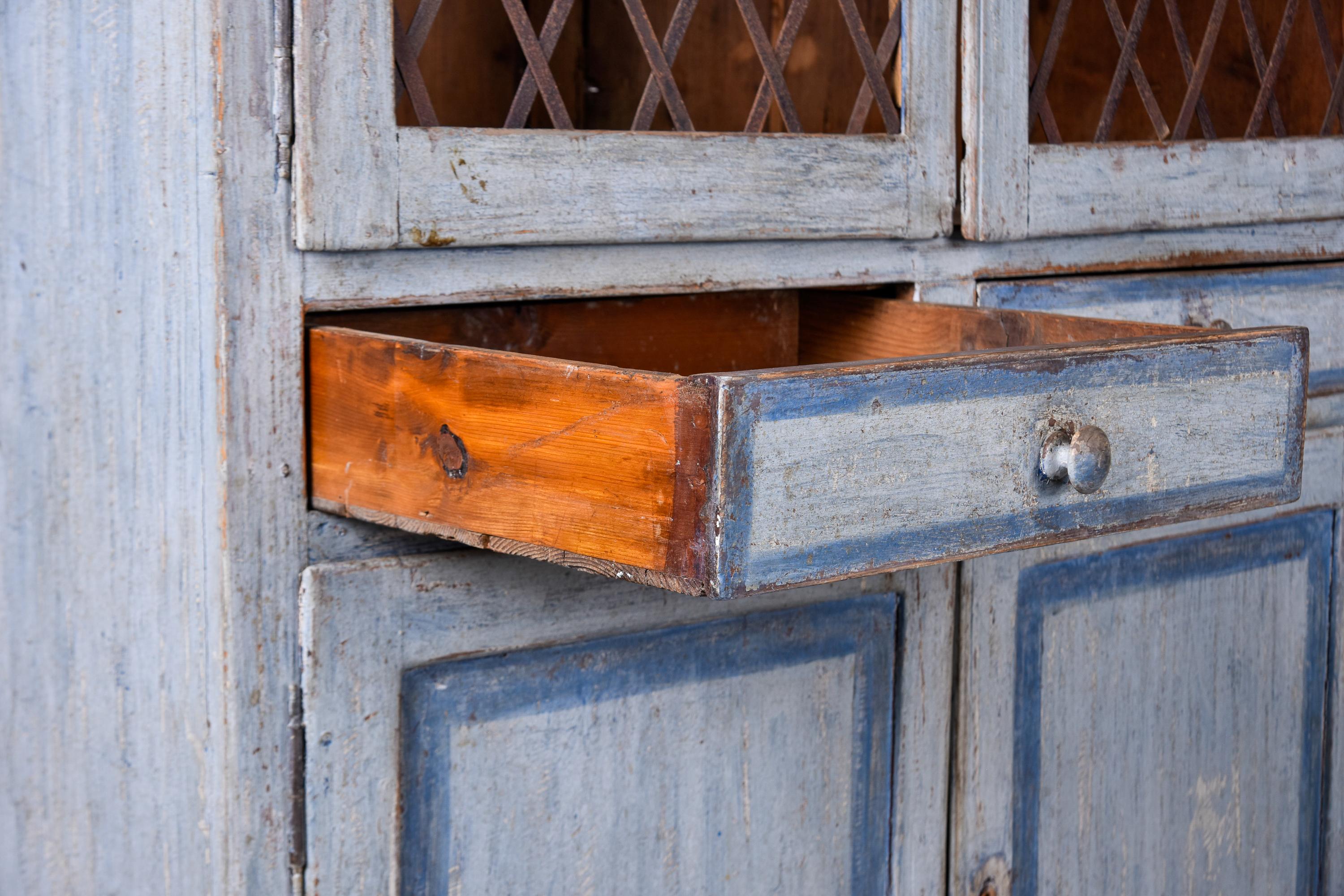 19th Century Italian Blue Painted Pine Cupboard With Metal Lattice Doors For Sale 8