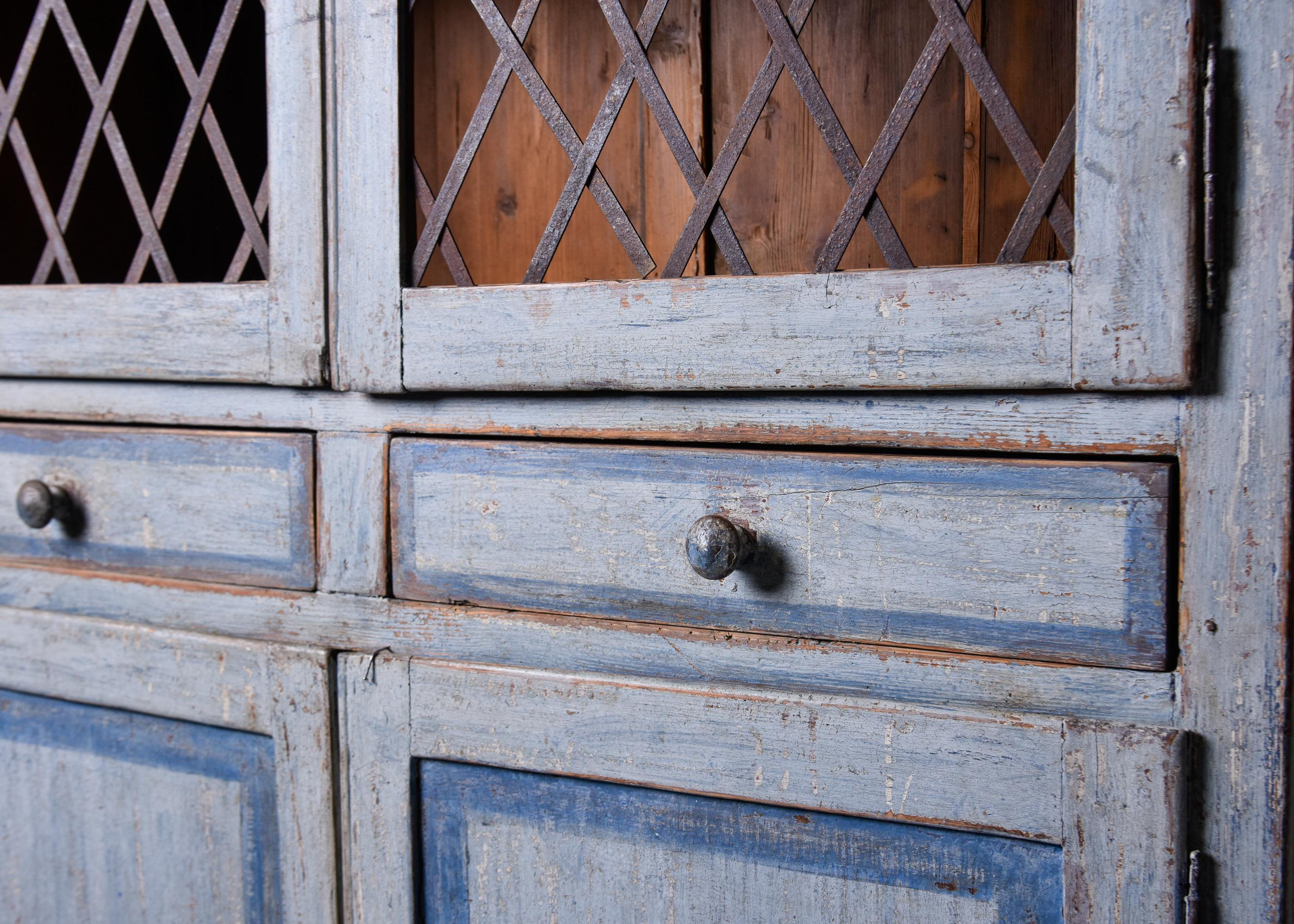 19th Century Italian Blue Painted Pine Cupboard With Metal Lattice Doors For Sale 9