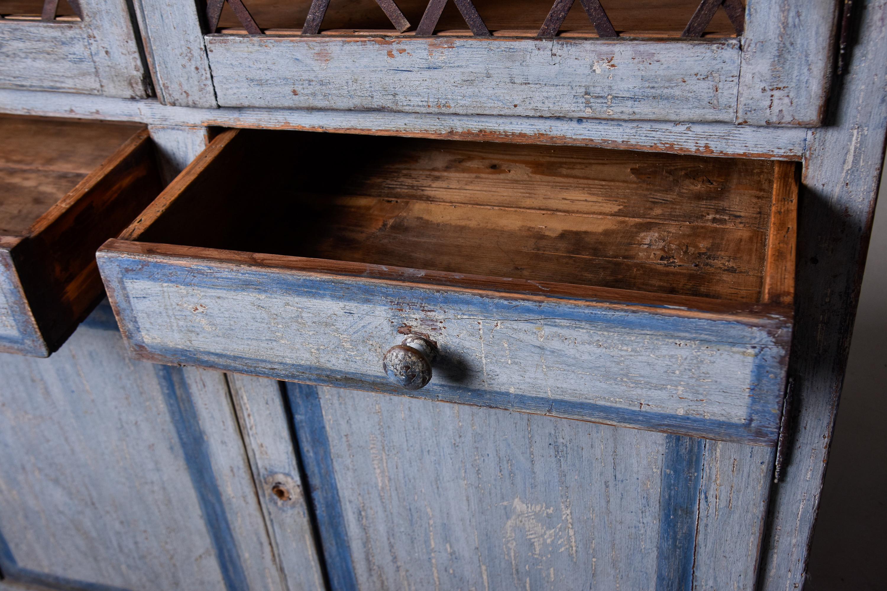 19th Century Italian Blue Painted Pine Cupboard With Metal Lattice Doors For Sale 4