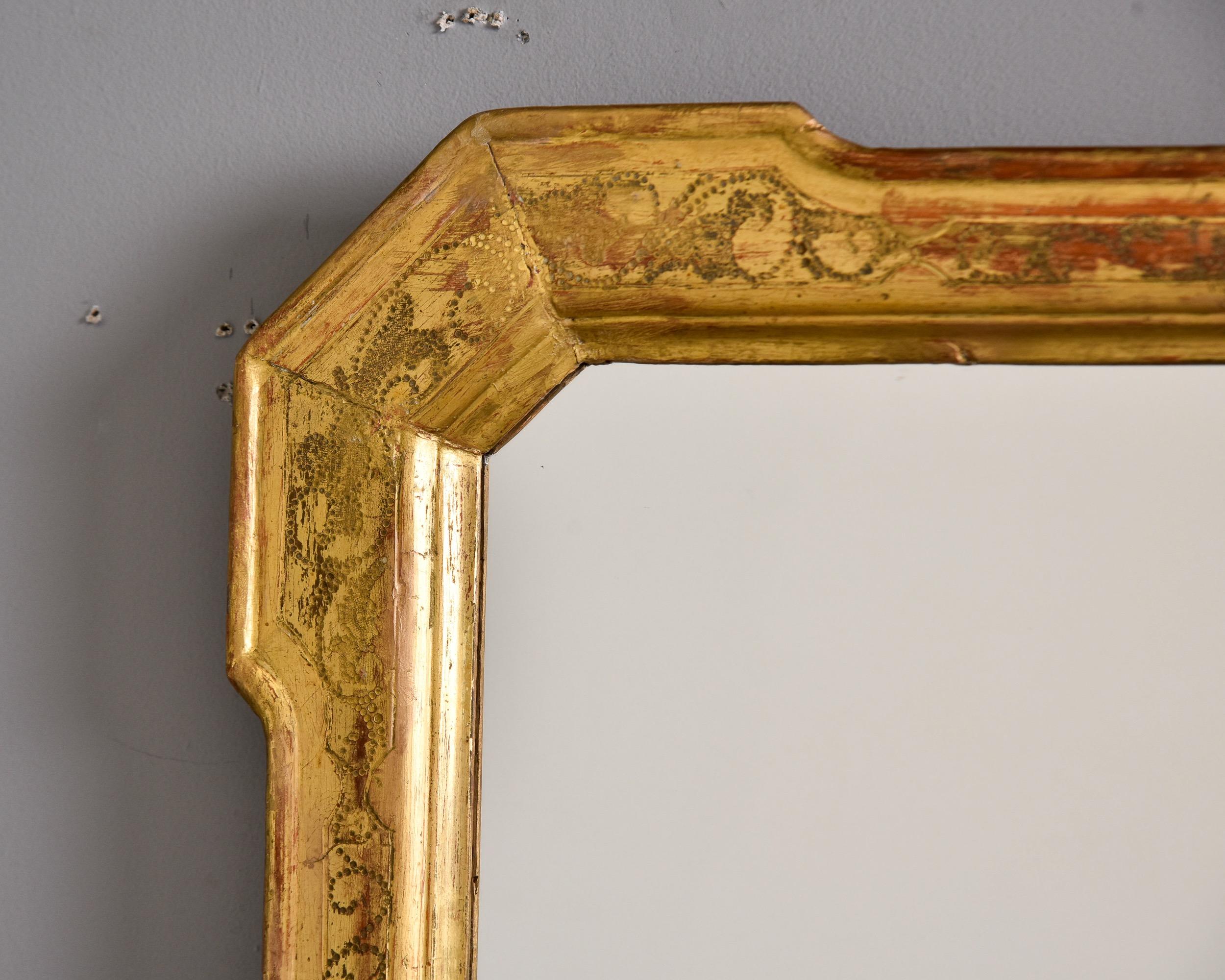 A.C.I.C. Miroir à cadre doré sculpté du 19ème siècle Bon état - En vente à Troy, MI