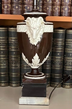 XIX sec. Urna italiana in ceramica “creamware” con manici a forma di maschera di capra, trasformata in lampada da tavolo