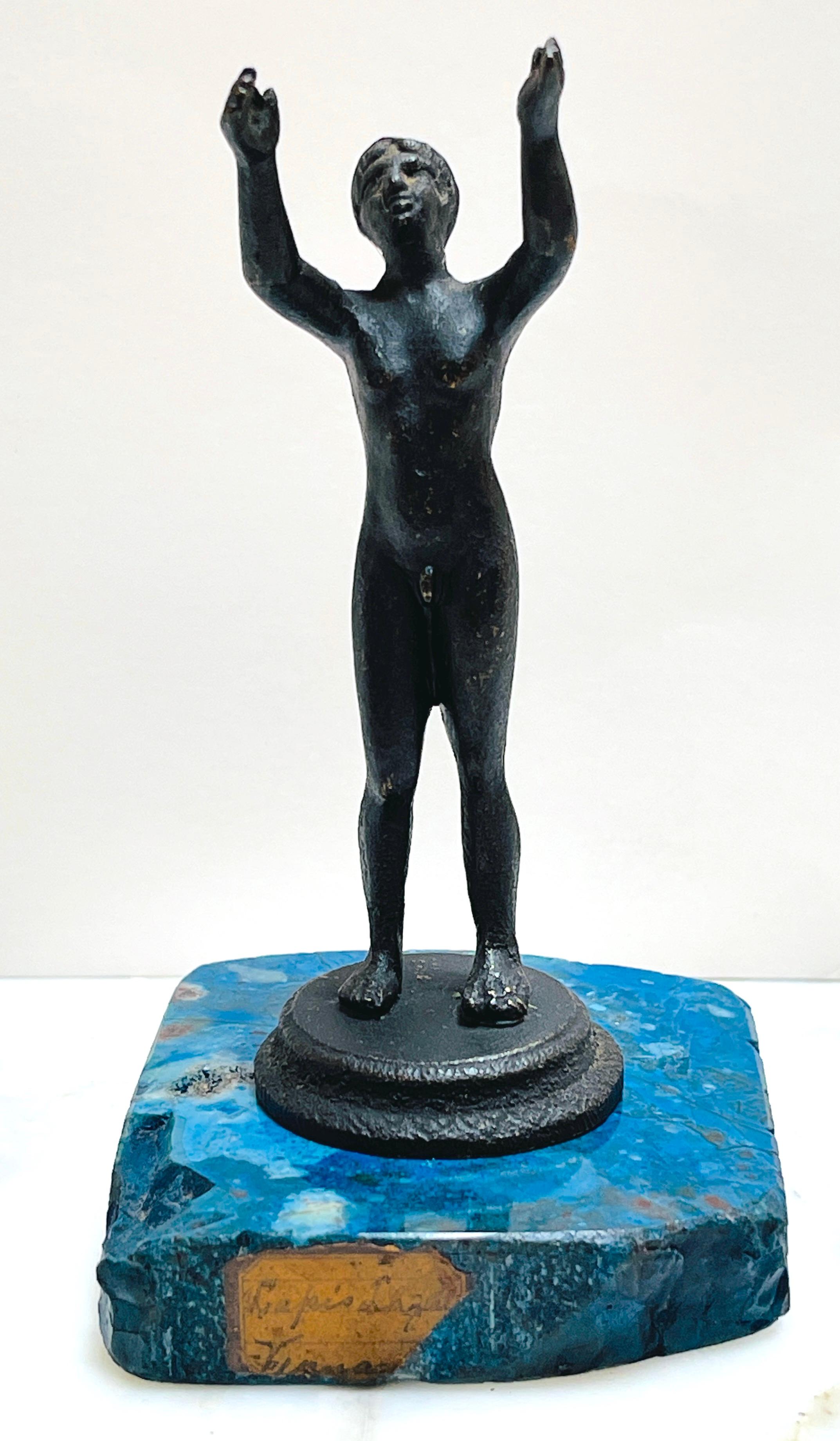 XIXe siècle Diminutif italien Grand Tour Athlète nu en bronze sur socle en lapis-lazuli
Italie, Attribué à la fonderie de Naples, vers 1875
Cette sculpture italienne en bronze du XIXe siècle, attribuée à la fonderie de Naples, est un exemple