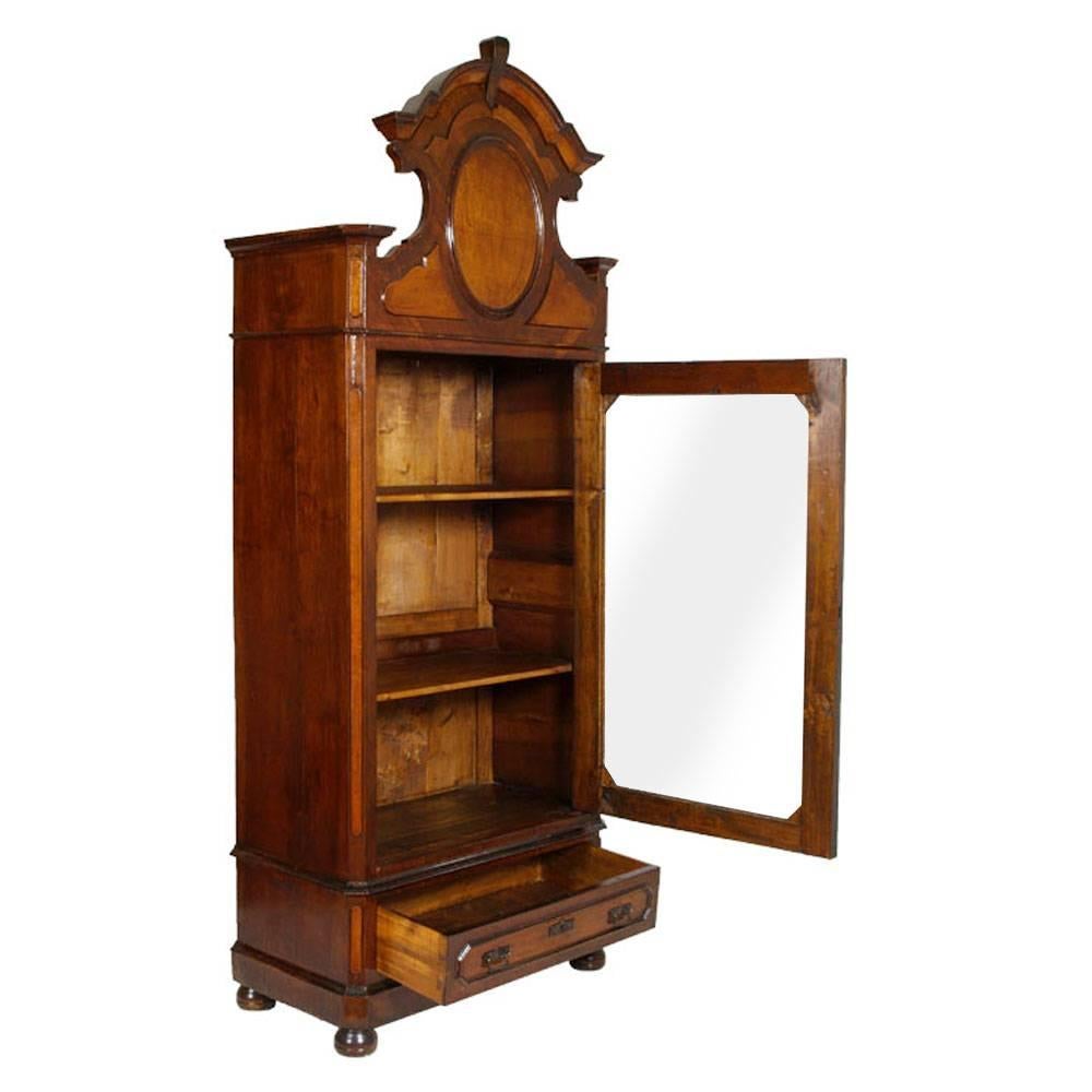 Beautiful bookcase, vitrine, display cabinet , Louis Philippe of the early 19th century in solid walnut and walnut veneer. With two or more internal shelves, large bottom drawer, shaped gendarme hat and onion feet, wax-polished

Measures cm: H 248 x