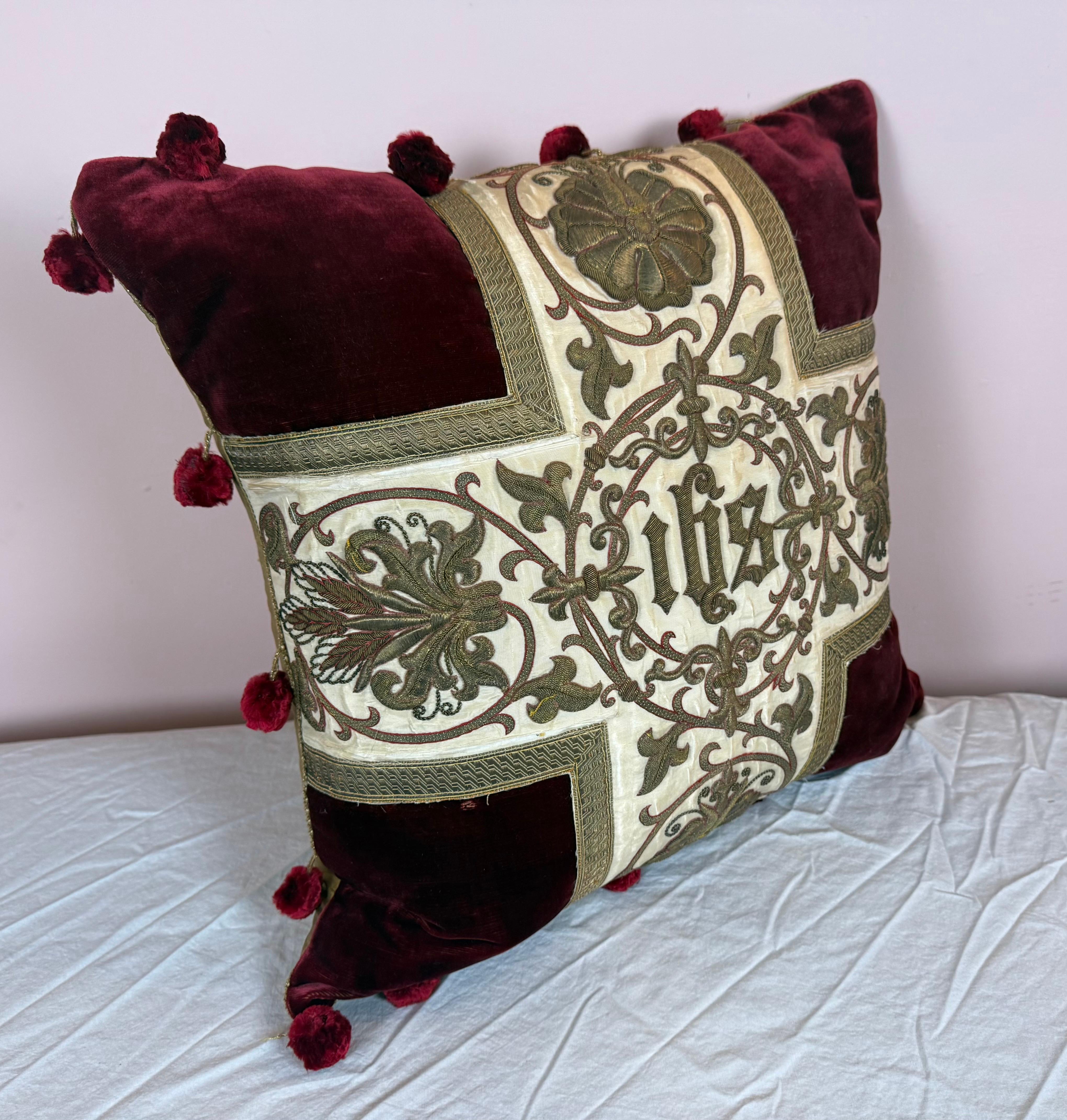 Cet oreiller remarquable est une fusion raffinée de Revere historique et de design moderne luxueux. En son cœur se trouve un textile ecclésiastique du 19e siècle présentant une broderie métallique dorée complexe avec un feuillage en spirale et un