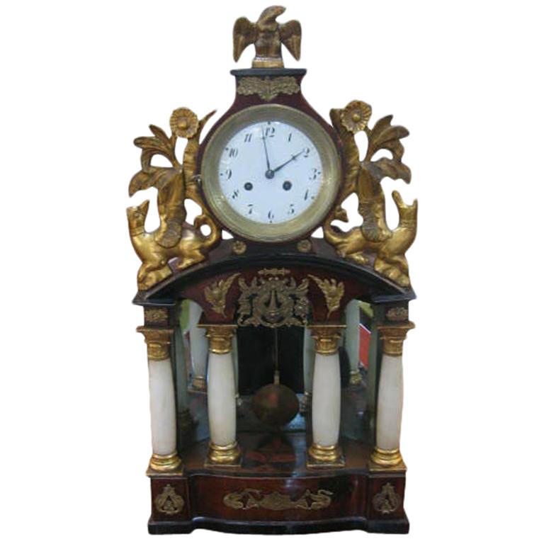 Italienische Empire-Uhr des 19. Jahrhunderts mit teilweise vergoldeten Teilen und Bronzedetails im Angebot