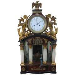 Italienische Empire-Uhr des 19. Jahrhunderts mit teilweise vergoldeten Teilen und Bronzedetails