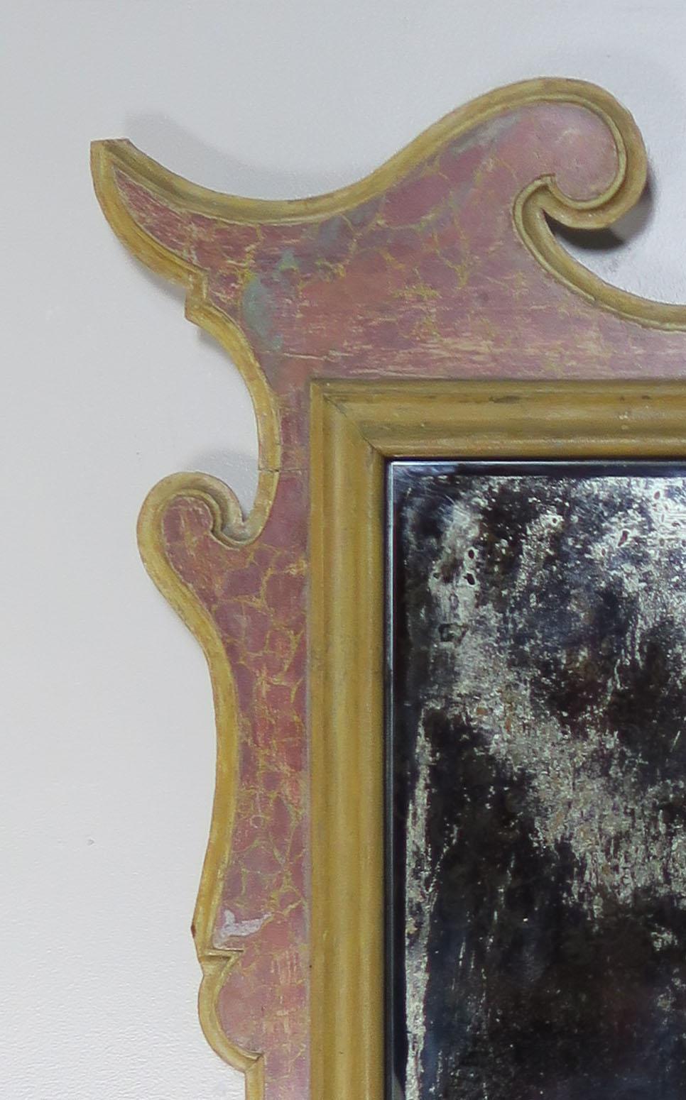 Miroir italien peint en faux marbre avec un insert en miroir vieilli dans un cadre de forme unique. Peinture usée partout.