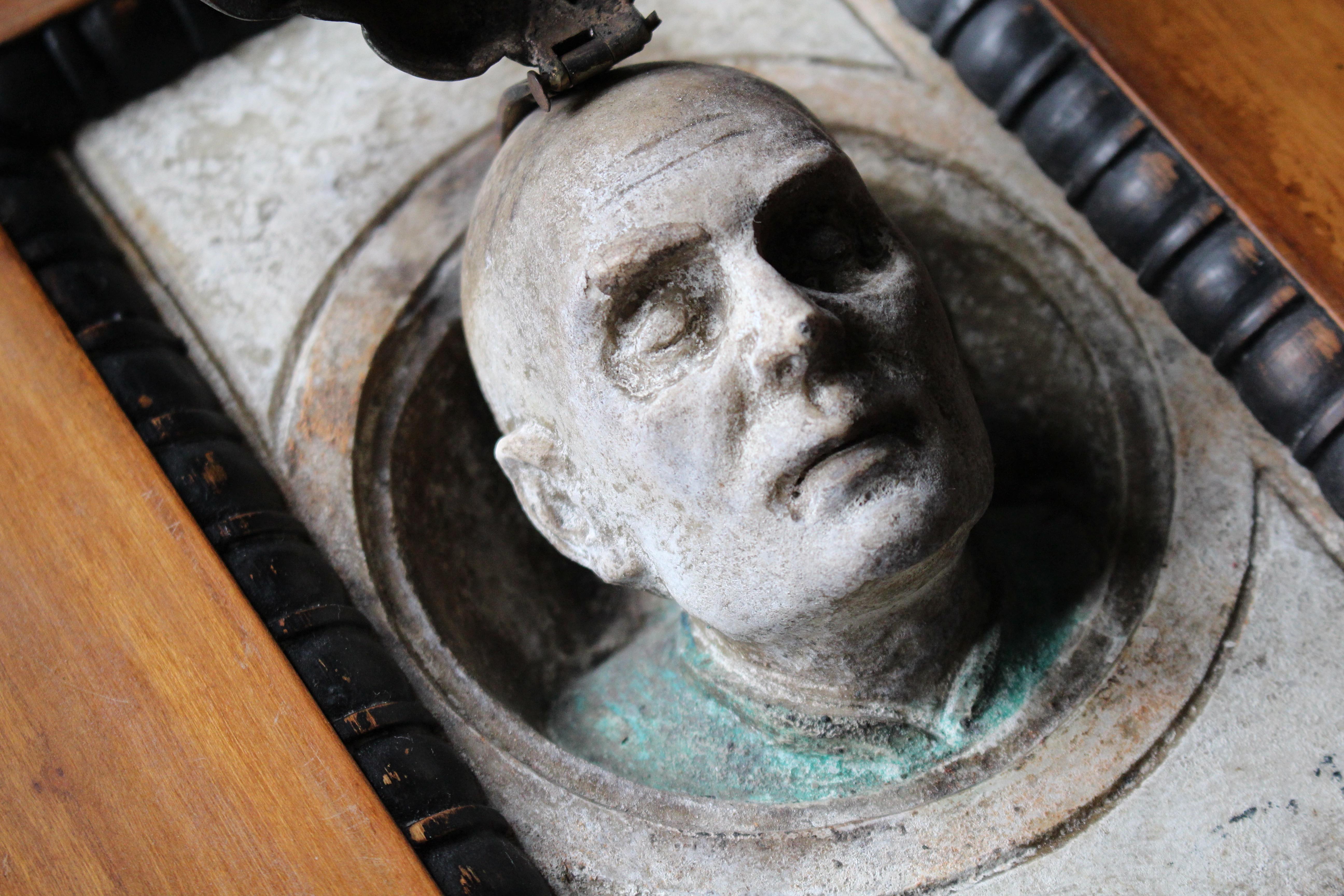 Ritratti funerari italiani in marmo e bronzo del XIX secolo, marito e moglie Memento Mori in vendita 7
