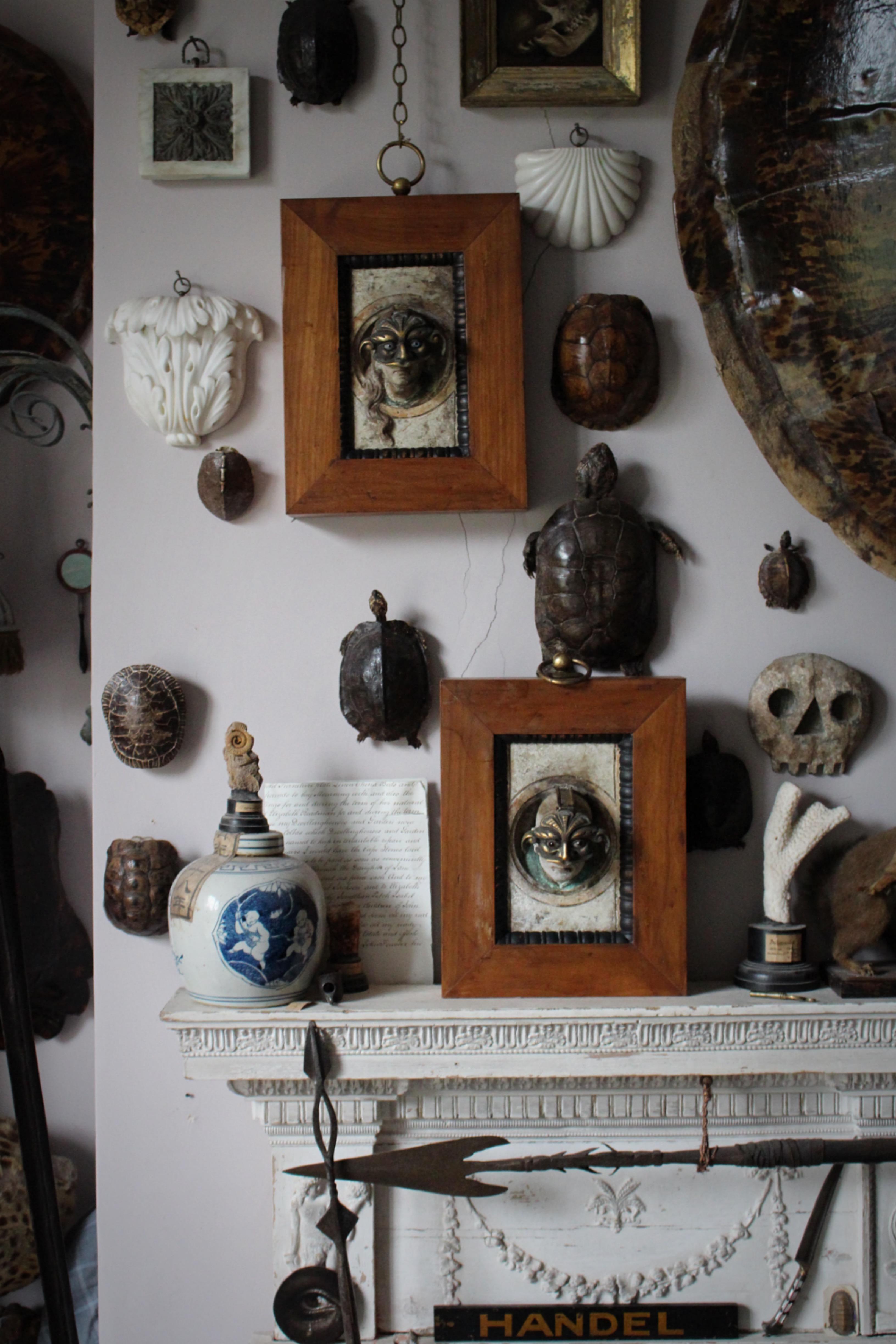 Rara coppia di sculture funerarie raffiguranti un uomo e una donna, probabilmente marito e moglie, scolpite in marmo e alloggiate in sostanziose cornici in legno di ciliegio con inserti ebanizzati.

Ogni ritratto ha una maschera di bronzo