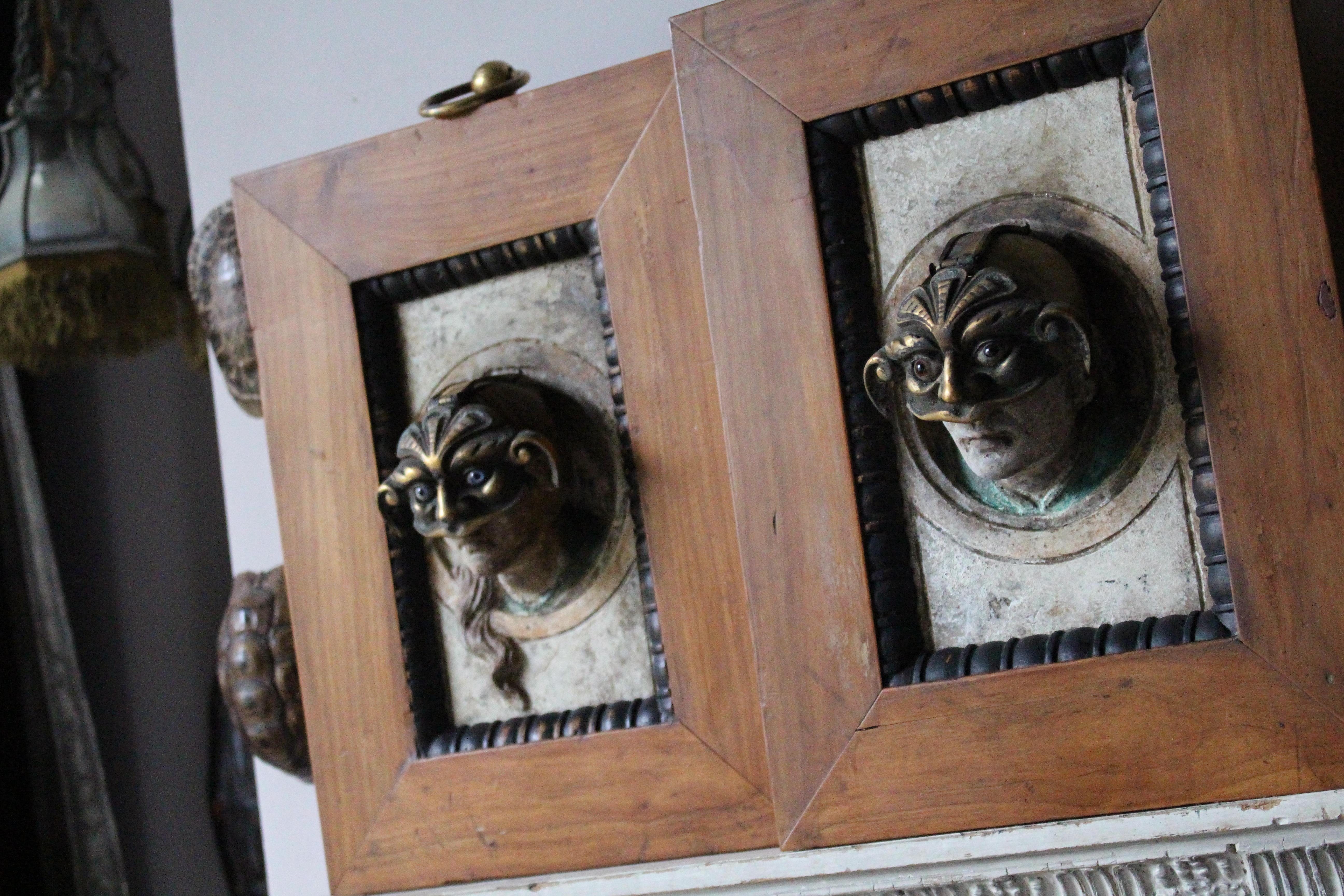 Italiano Ritratti funerari italiani in marmo e bronzo del XIX secolo, marito e moglie Memento Mori in vendita