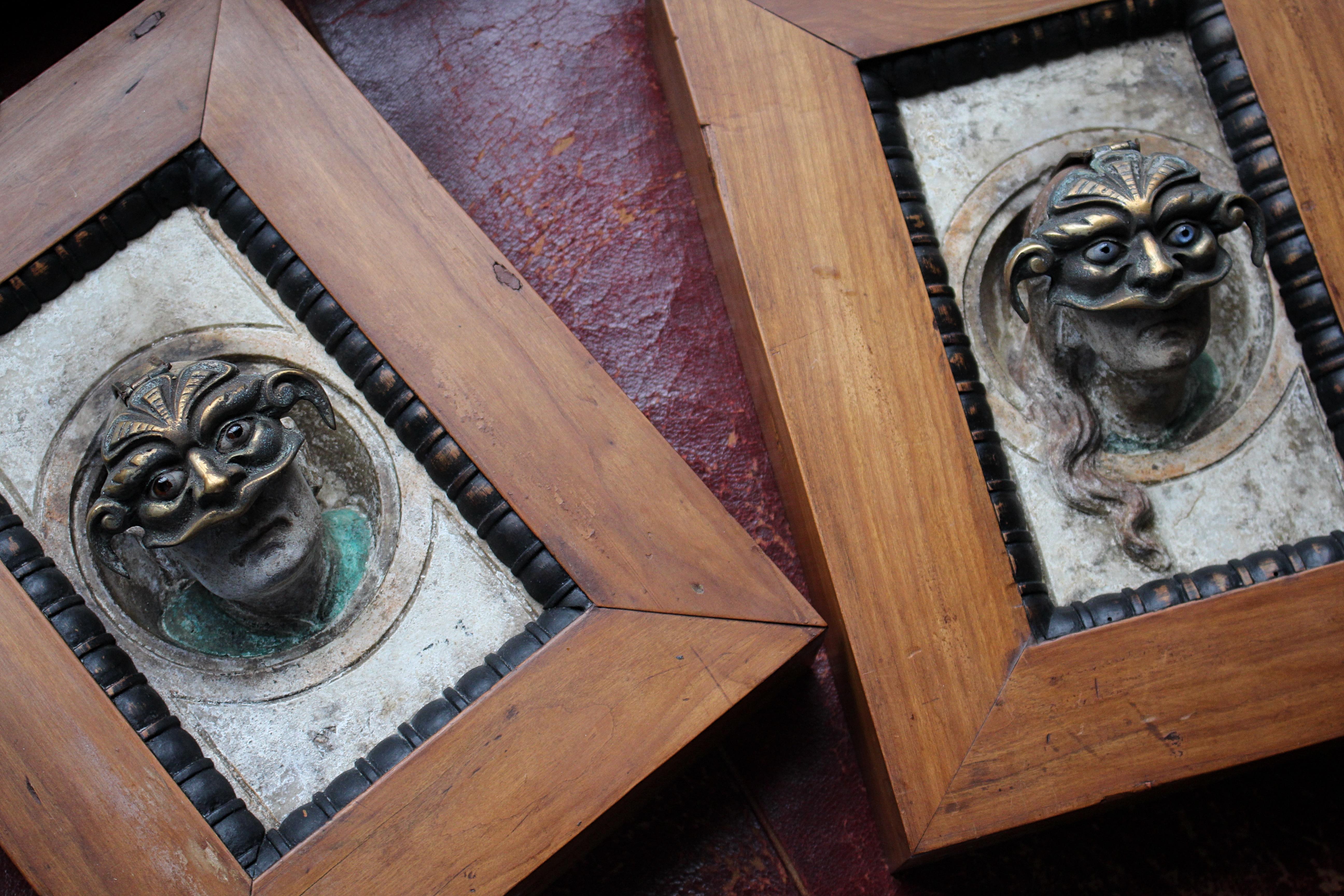 Bronzo Ritratti funerari italiani in marmo e bronzo del XIX secolo, marito e moglie Memento Mori in vendita