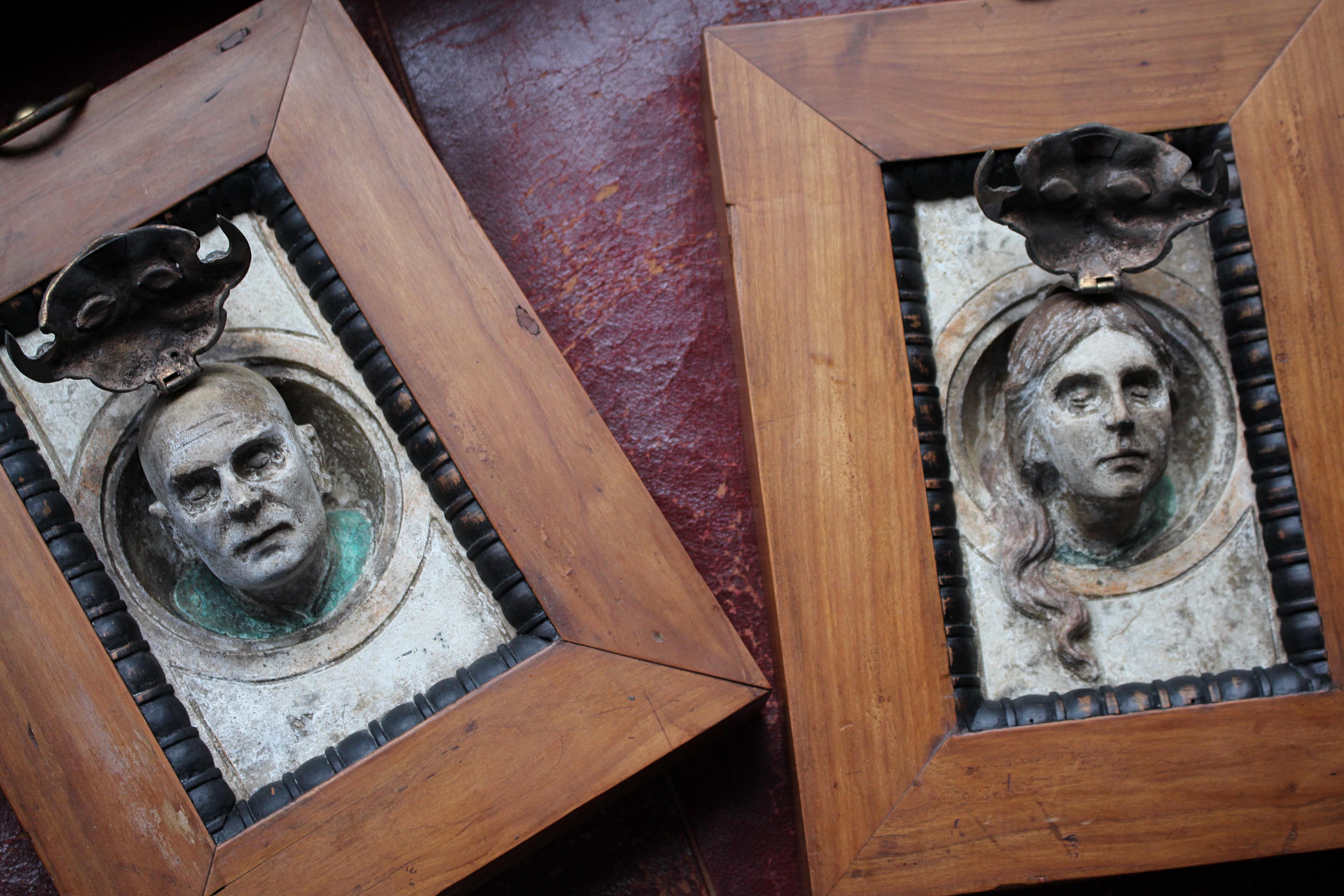 Ritratti funerari italiani in marmo e bronzo del XIX secolo, marito e moglie Memento Mori in vendita 1
