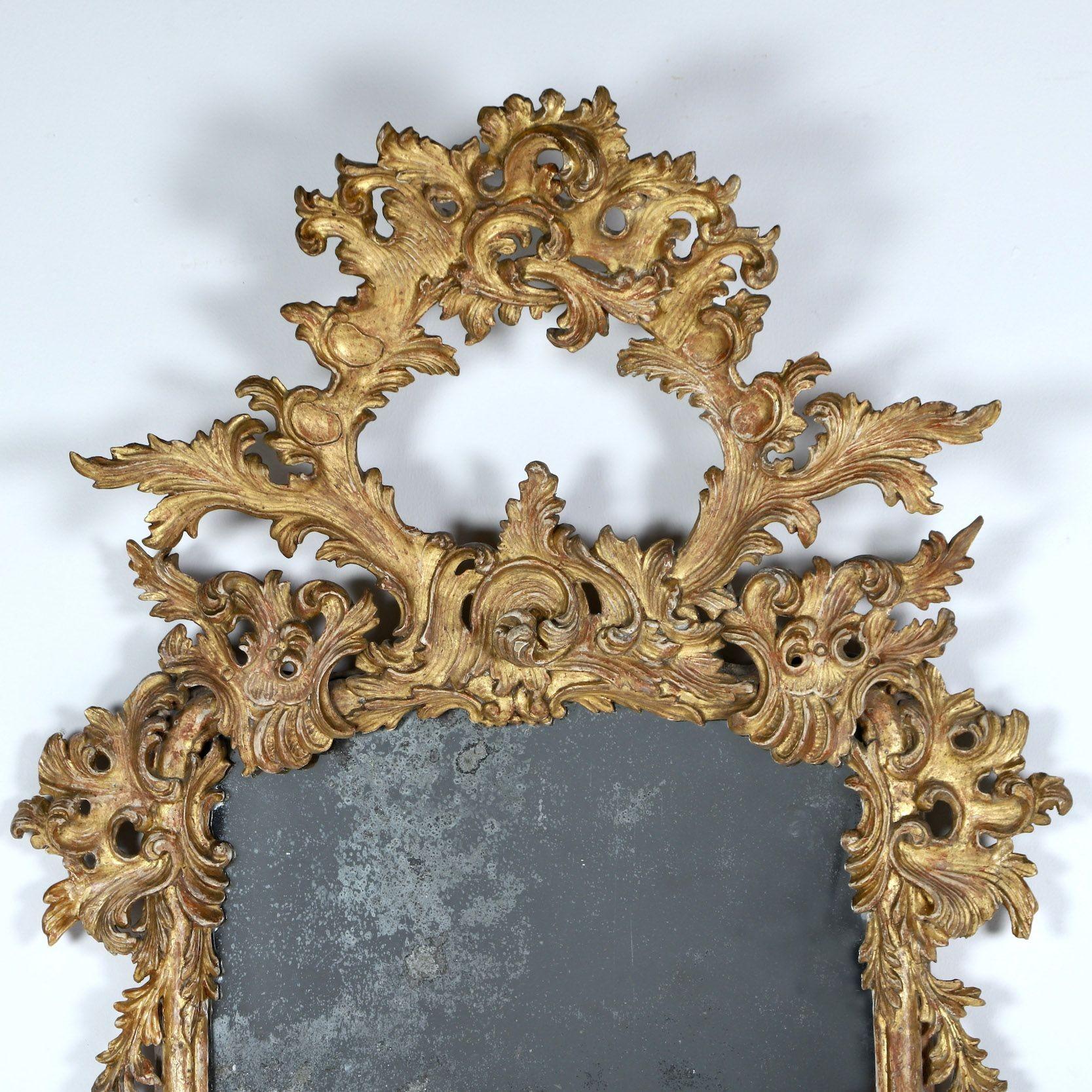 Sculpté à la main 19e s. Miroir italien rococo en bois doré avec plaque de miroir originale en vente