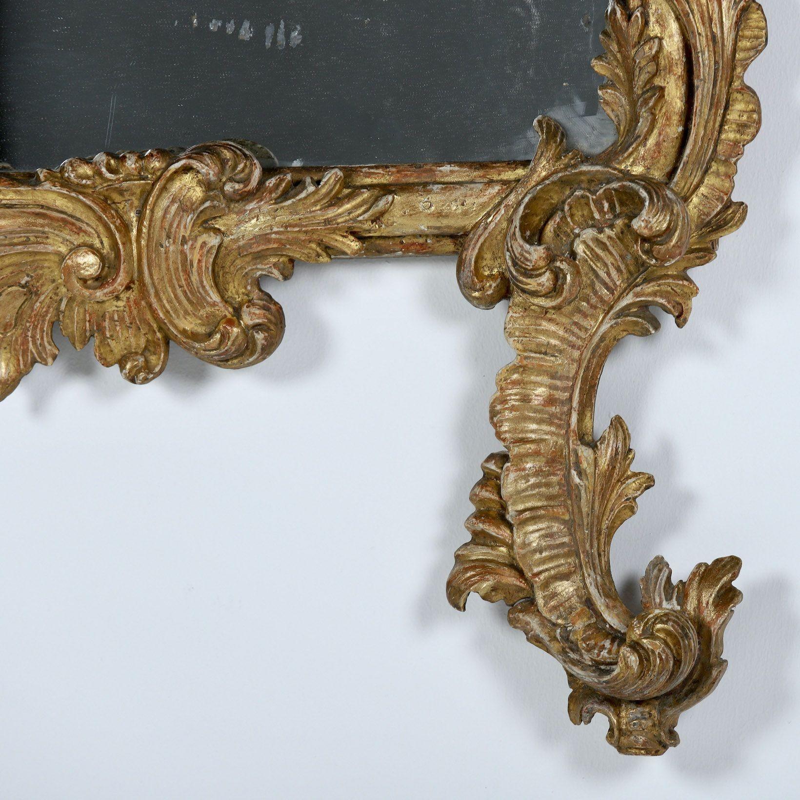 19e s. Miroir italien rococo en bois doré avec plaque de miroir originale en vente 1