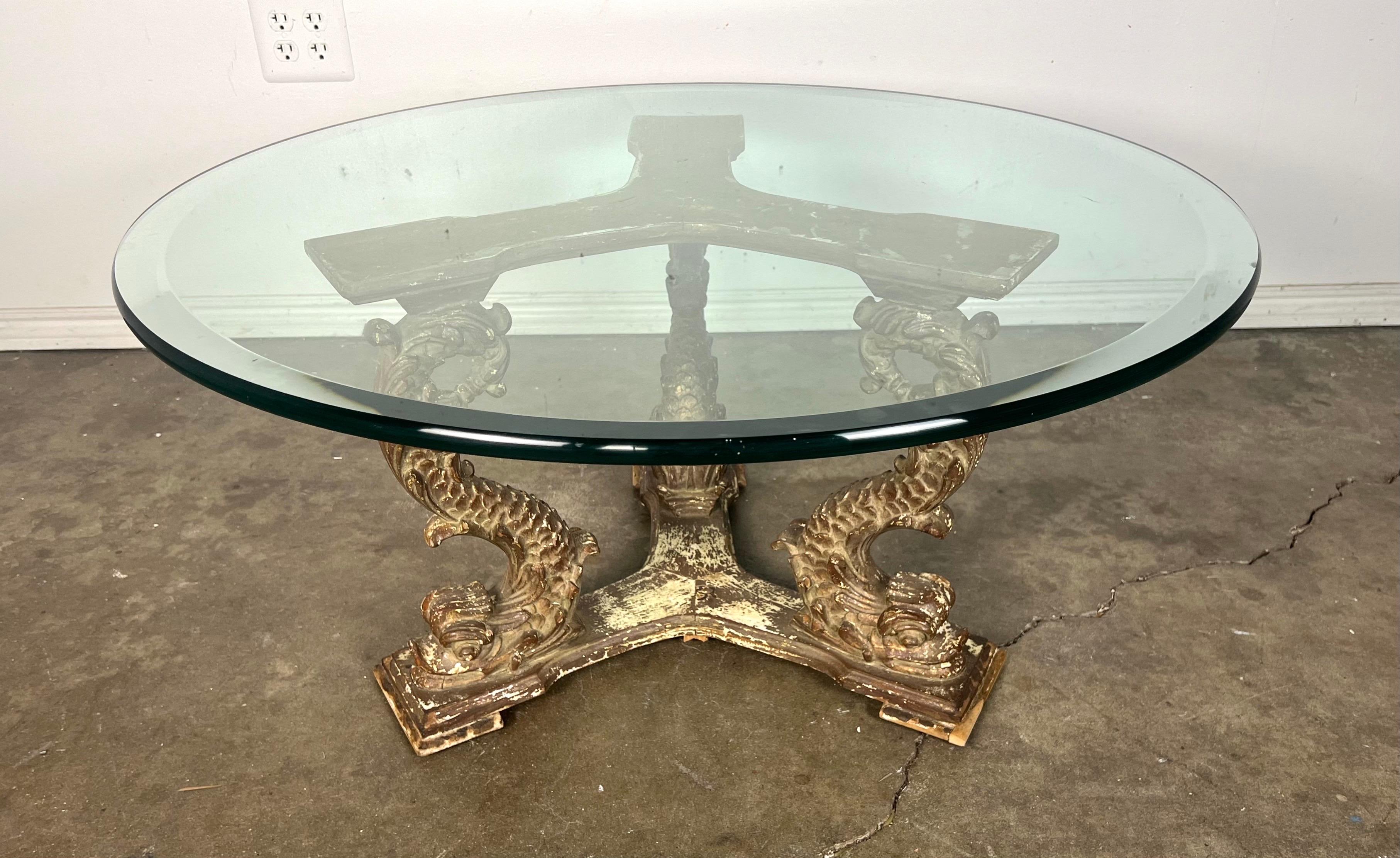 Italienischer Dreibein-Tisch aus Giltwood mit Glasplatte, 19. (Barock) im Angebot