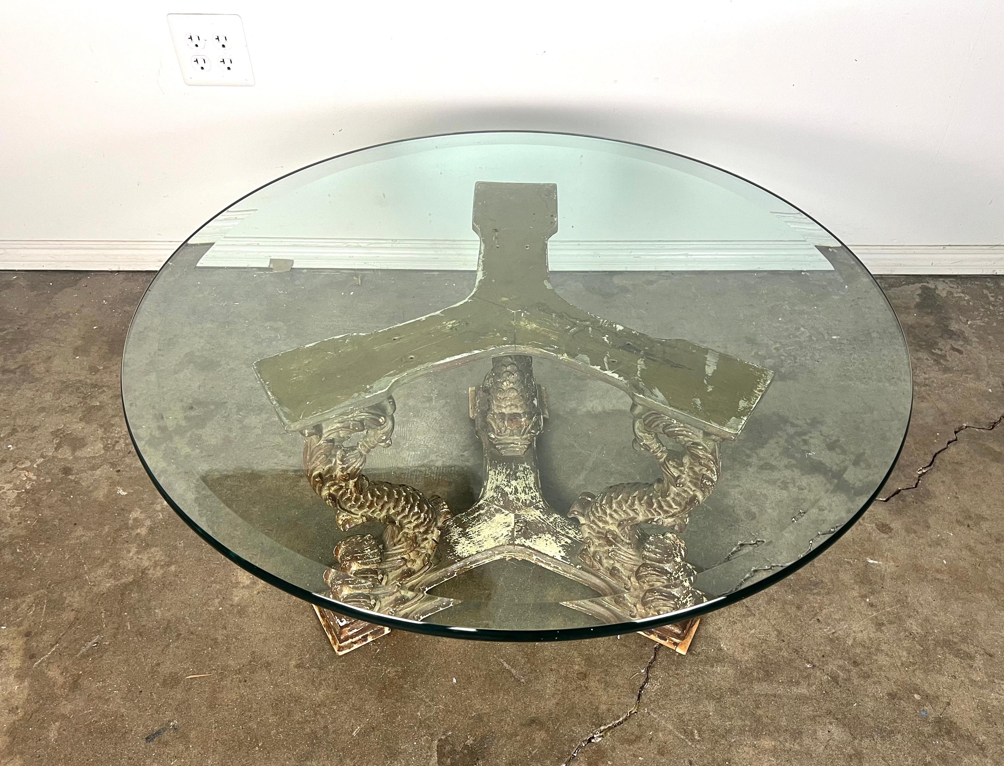 Italienischer Dreibein-Tisch aus Giltwood mit Glasplatte, 19. im Zustand „Starke Gebrauchsspuren“ im Angebot in Los Angeles, CA