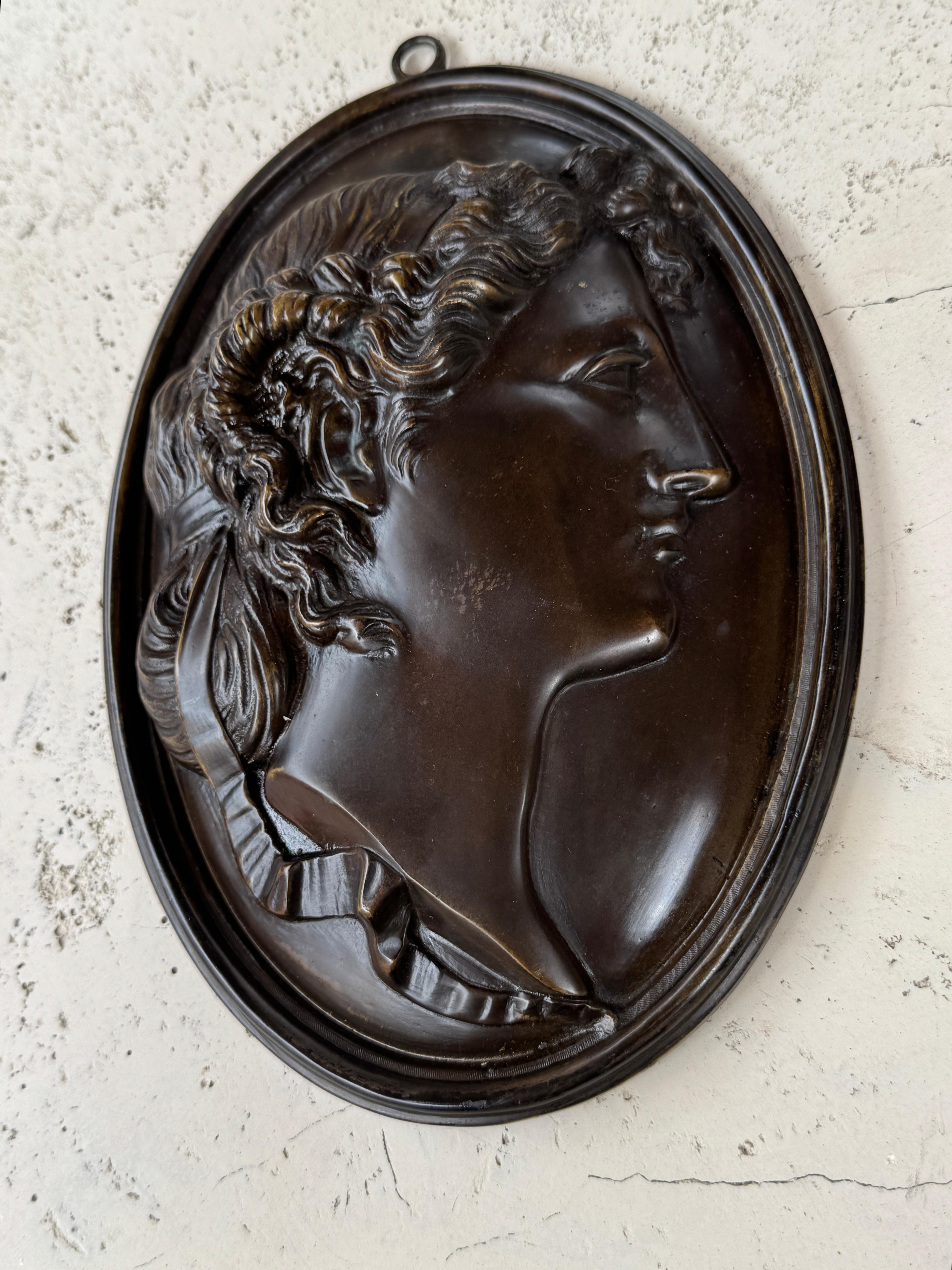 Siglo XIX  Gran Medallón Retrato de Alejandro Magno en Bronce en venta 3