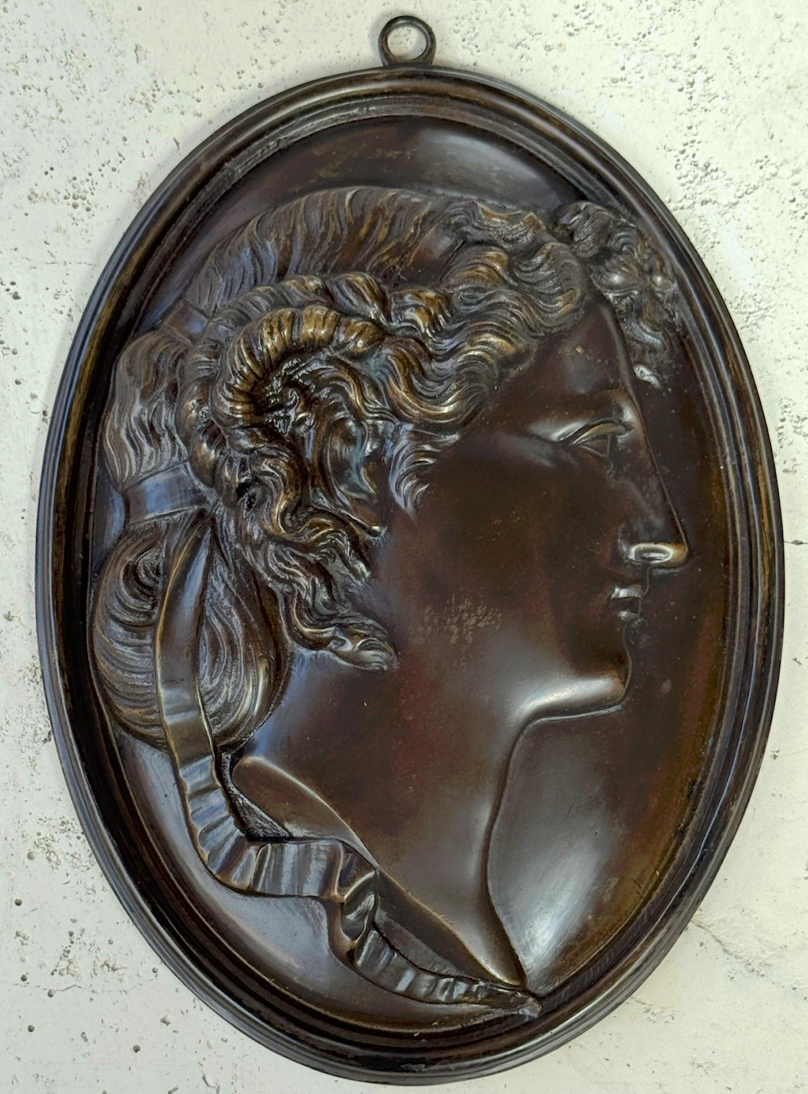  Medallón retrato de Alejandro Magno en bronce, atribuido a la fundición de Nápoles, 1ª mitad del siglo XIX. 

Fino medallón de bronce del Gran Tour italiano del siglo XIX con el retrato de Alejandro Magno, atribuido a la Fundición de Nápoles y