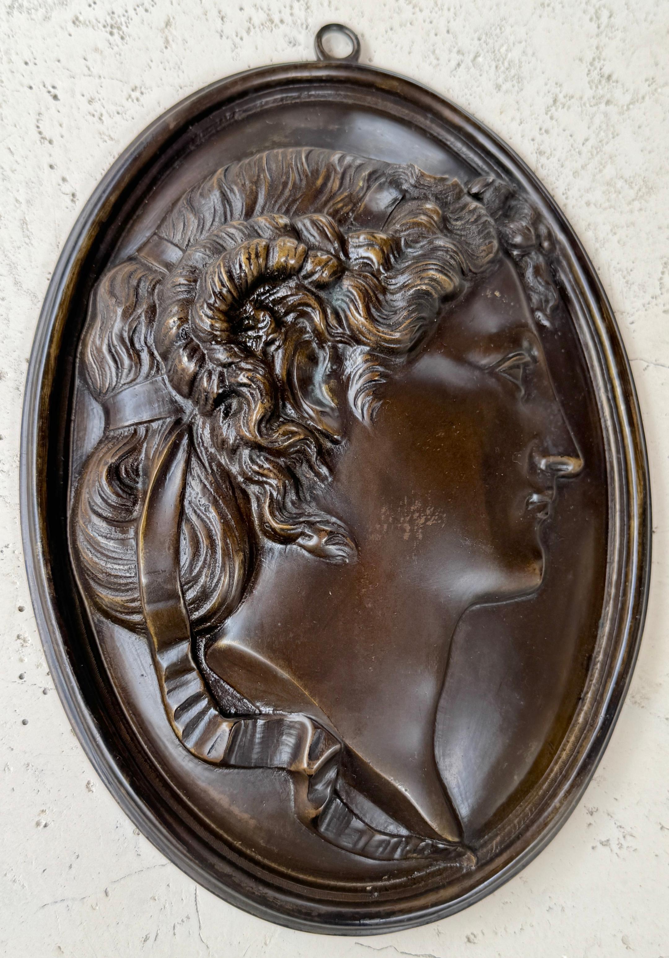 Siglo XIX  Gran Medallón Retrato de Alejandro Magno en Bronce en venta 2