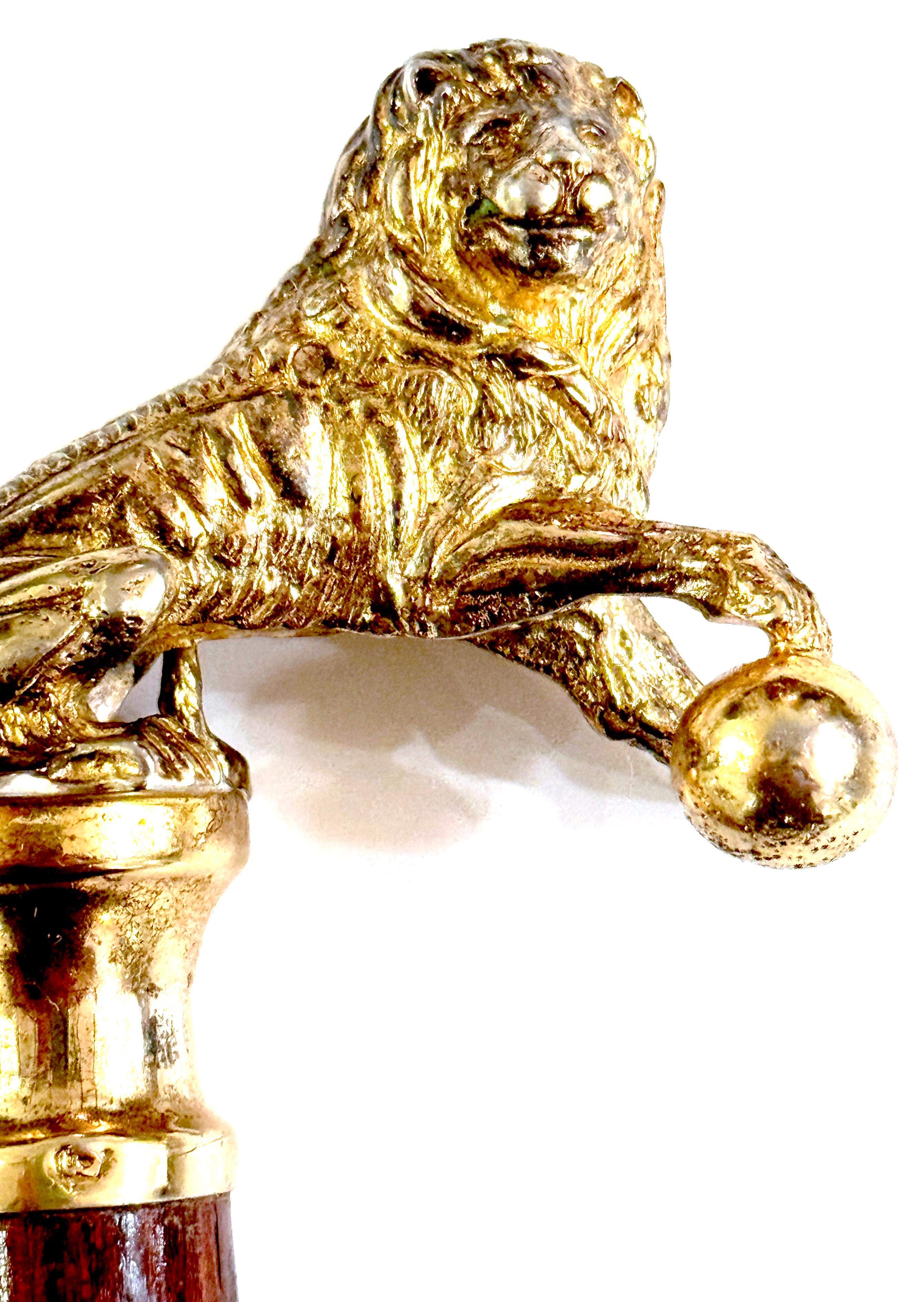 italien A.C. Silver. Silver Gilt 3-Dimensional Medici Lion & Orb Cane en vente