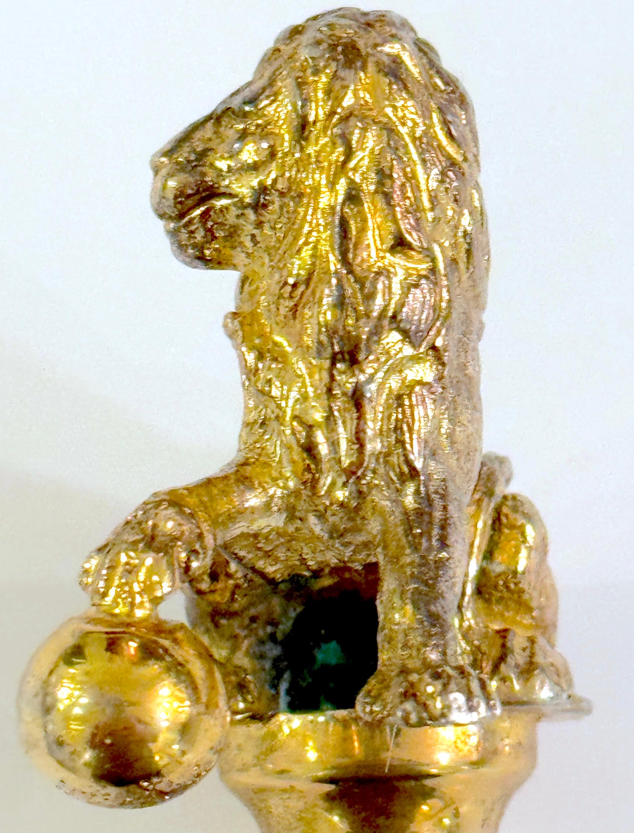 XIXe siècle A.C. Silver. Silver Gilt 3-Dimensional Medici Lion & Orb Cane en vente