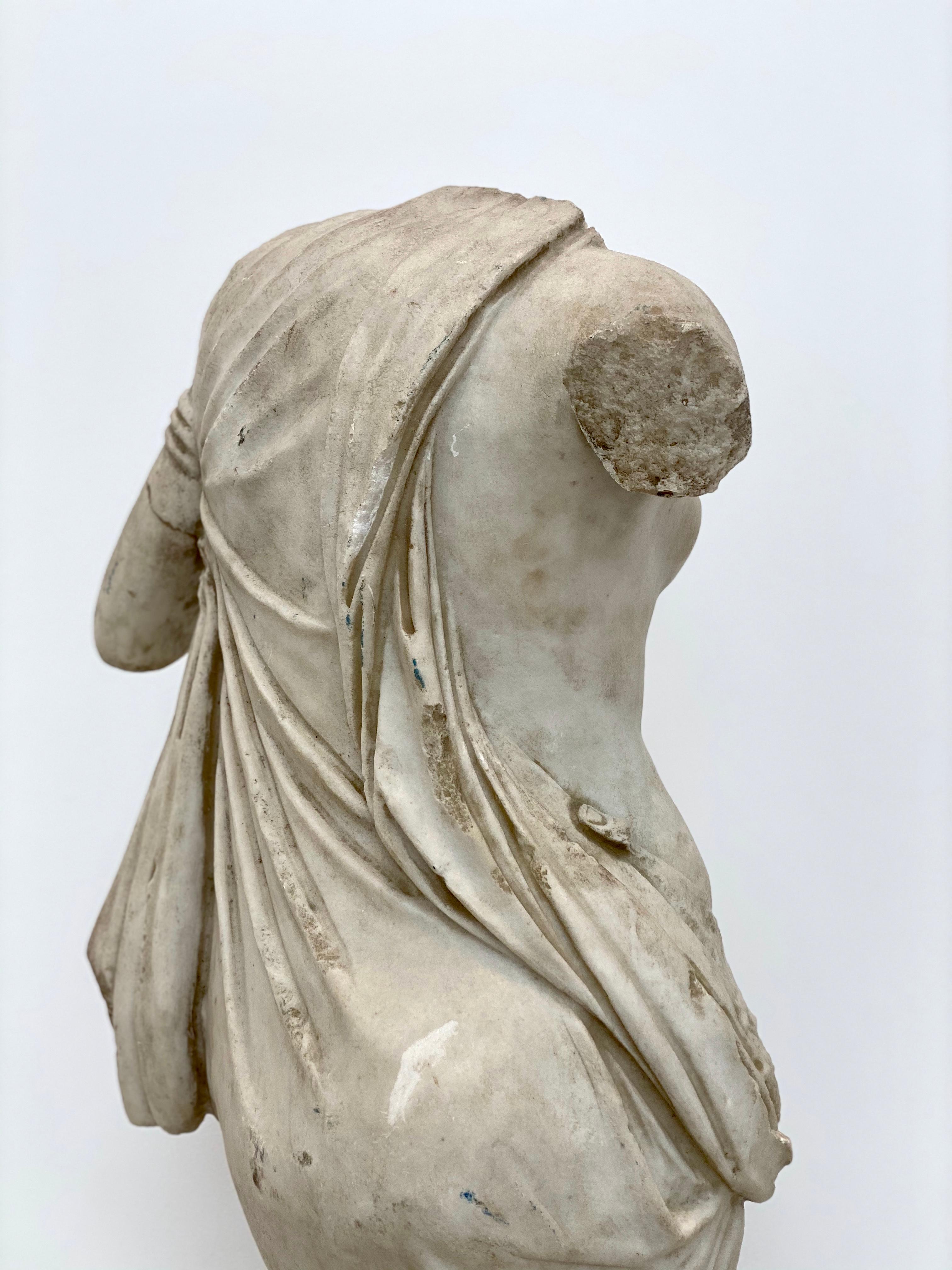 Marbre de Carrare torse de femme en marbre italien du 19ème siècle sur support acier pour musée