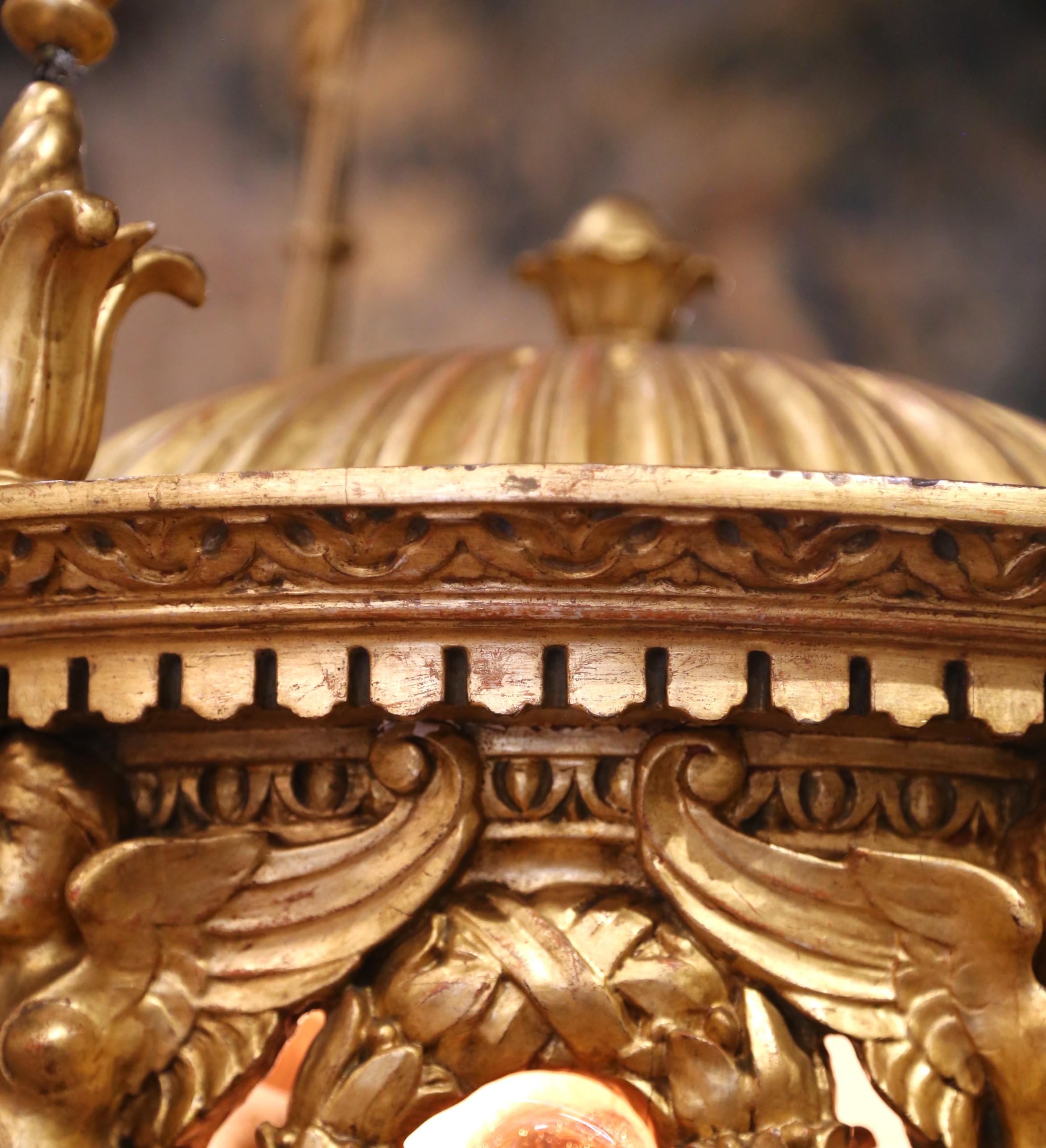 A.I.C. Chandelier italien néoclassique en bois doré et verre avec sculptures figuratives en vente 3