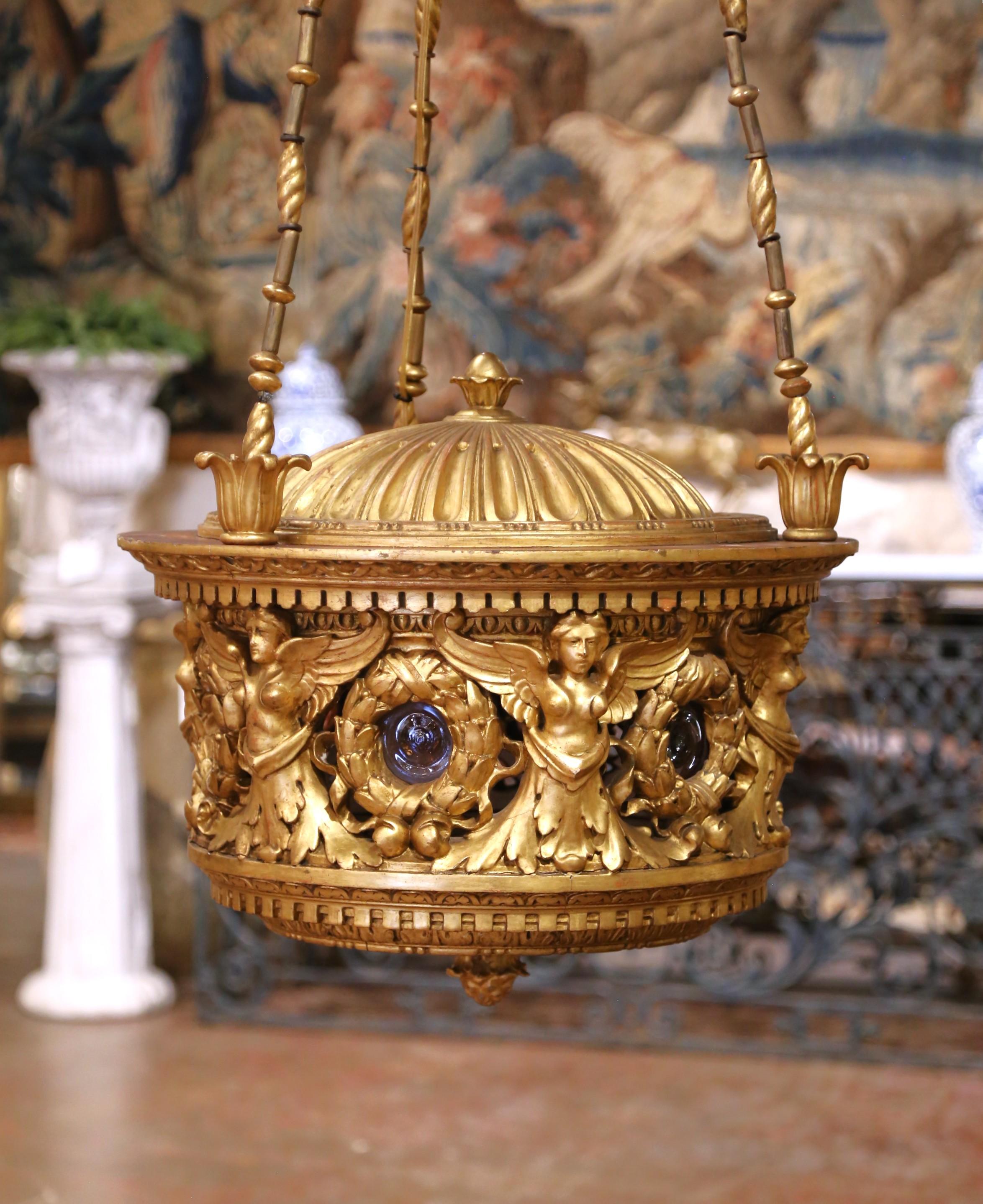 Néoclassique A.I.C. Chandelier italien néoclassique en bois doré et verre avec sculptures figuratives en vente